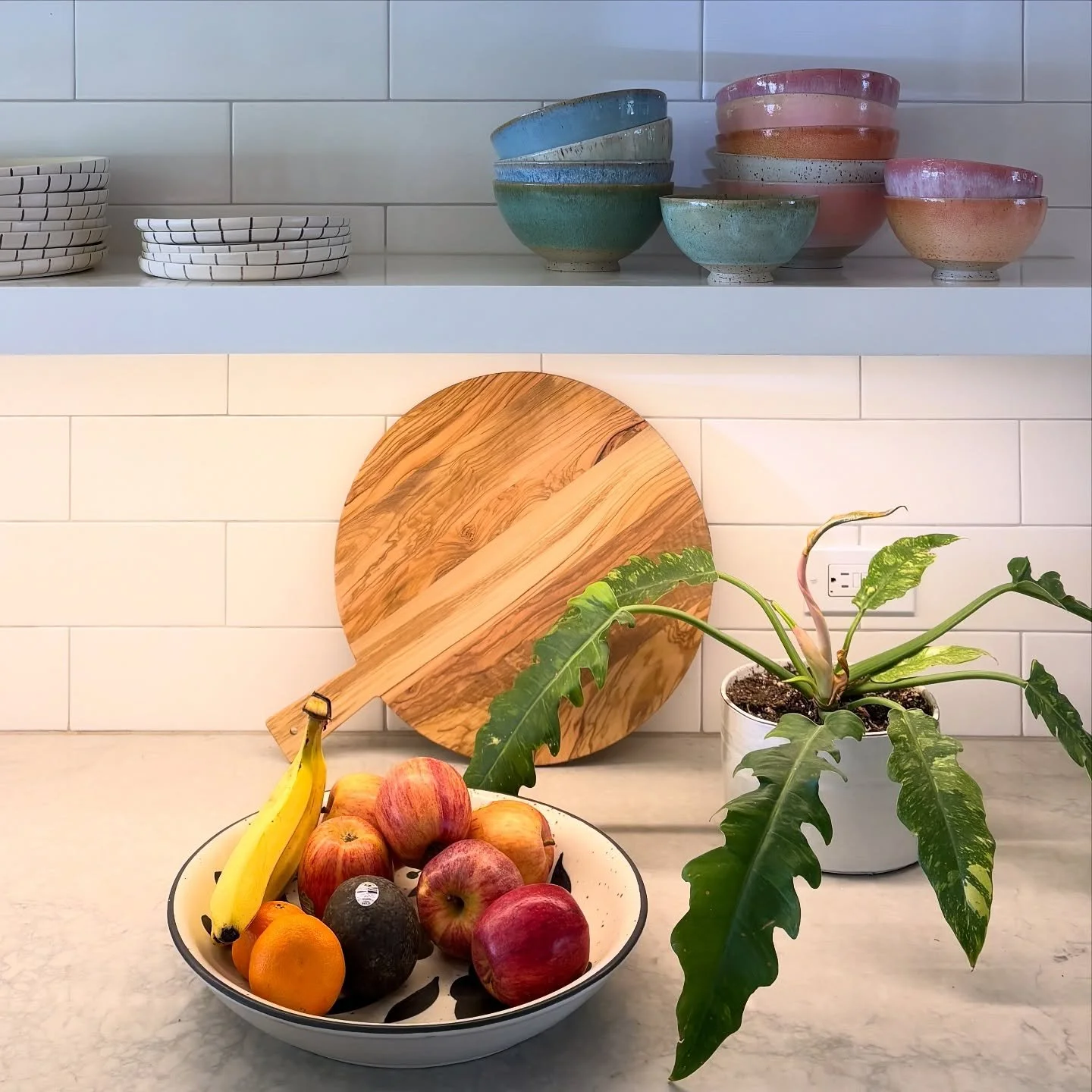 We all want our kitchen counters to be clear for prepping, but if you have a little extra space&hellip; how about making it functional and aesthetically pleasing? 

Grab a cute fruit + veg bowl and cutting board you like that you&rsquo;ll use on the 