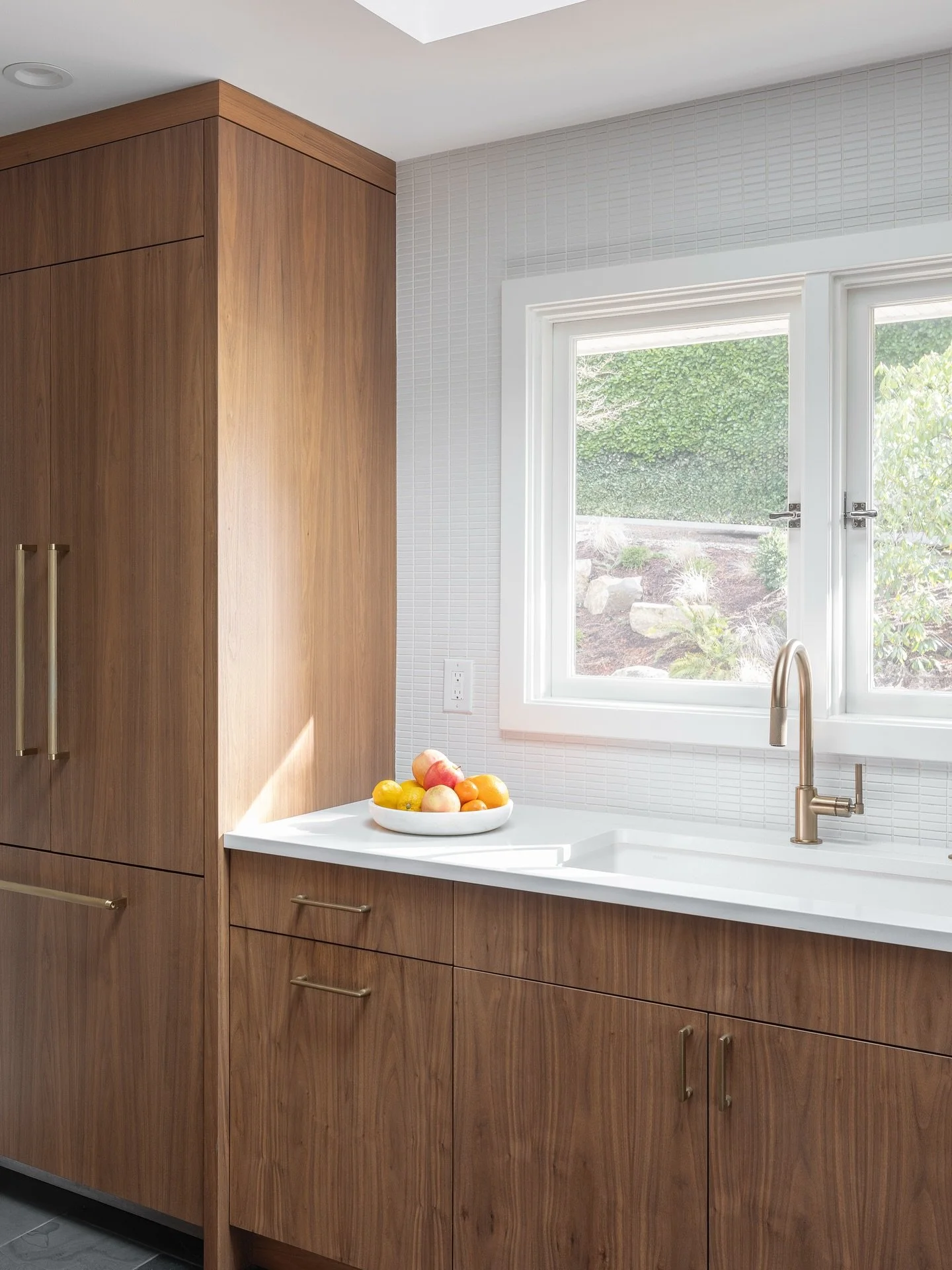 TAP for the Before ➡️ After ✨

This kitchen glow-up still makes our jaws drop &mdash; proof that good design and solid execution never go out of style.

Fun fact: Teal isn&rsquo;t just an interior designer &mdash; she&rsquo;s also a licensed general 