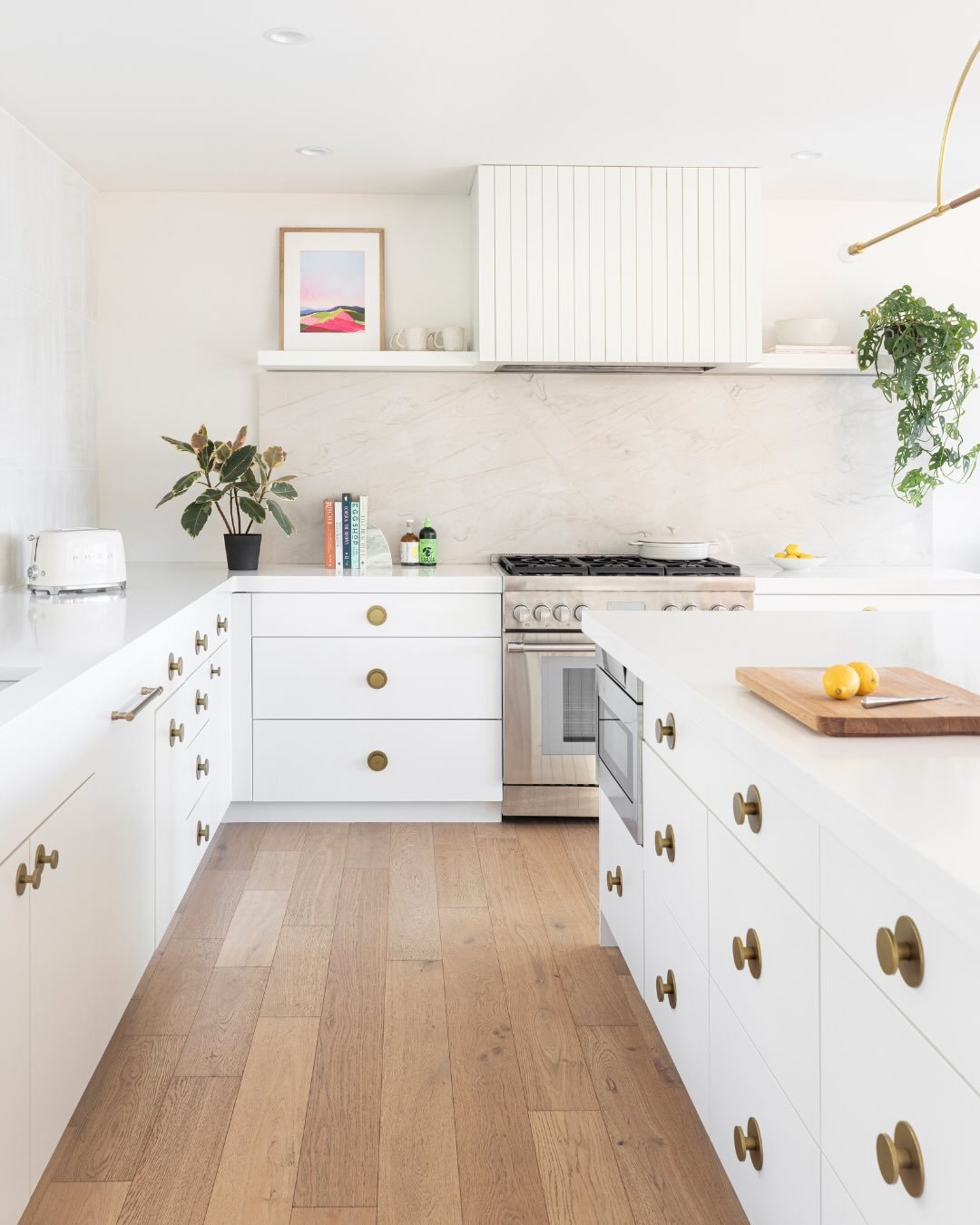The Verde Vista kitchen&hellip; light, bright, and doing exactly what a kitchen should do ✨

Flooded with natural light, layered in crisp whites, and grounded with just the right amount of contrast, and then that blue bar moment comes in and steals t