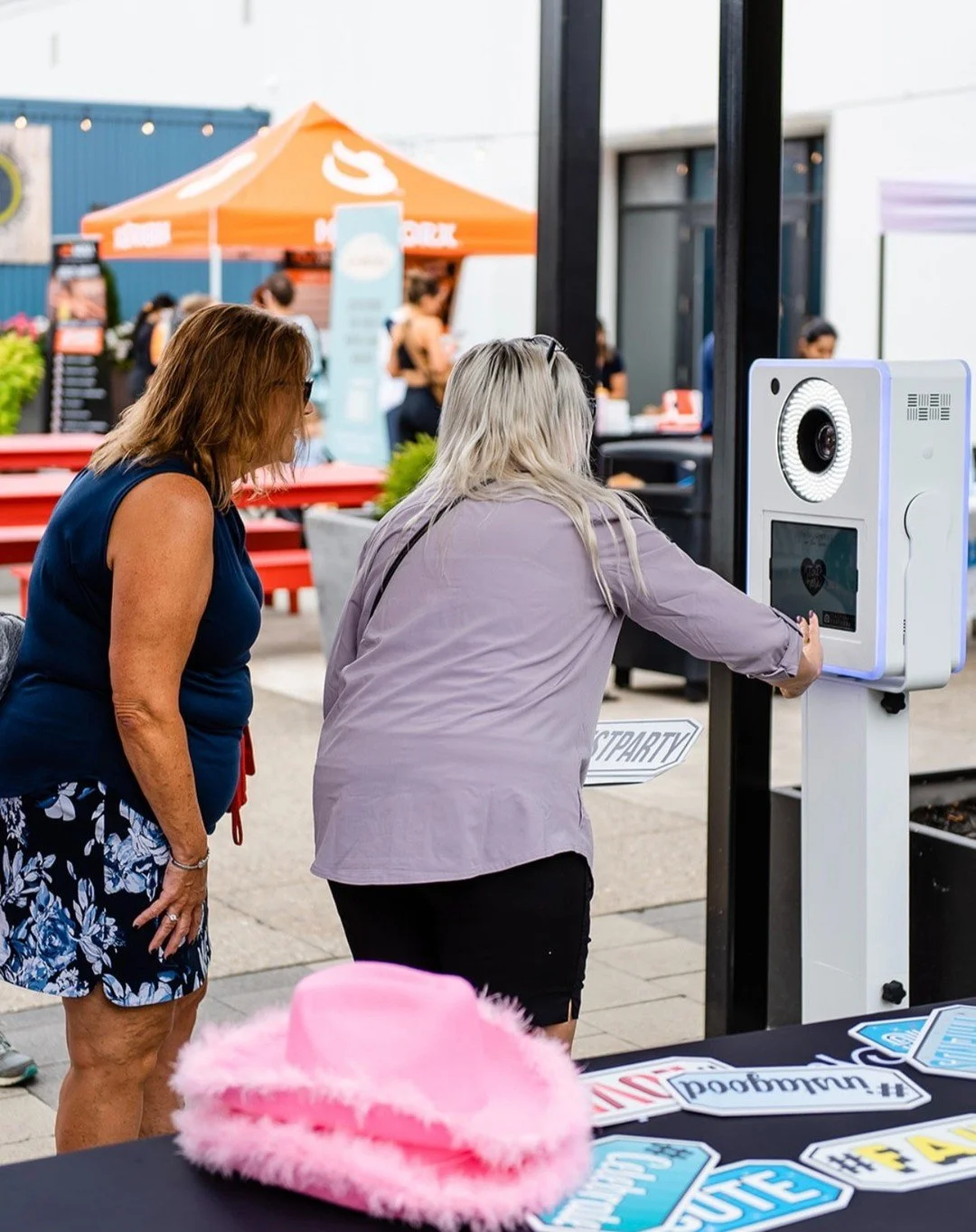 Shout out to @allison.darling.photography 📸 for capturing our photo booth in motion at @thebeautyboostcincy event! 💫

#cincycandidphotobooth #ohiophotobooth #cincinnatiphotobooth #cincygram #cincinnati #ohiobride #columbusphotobooth
