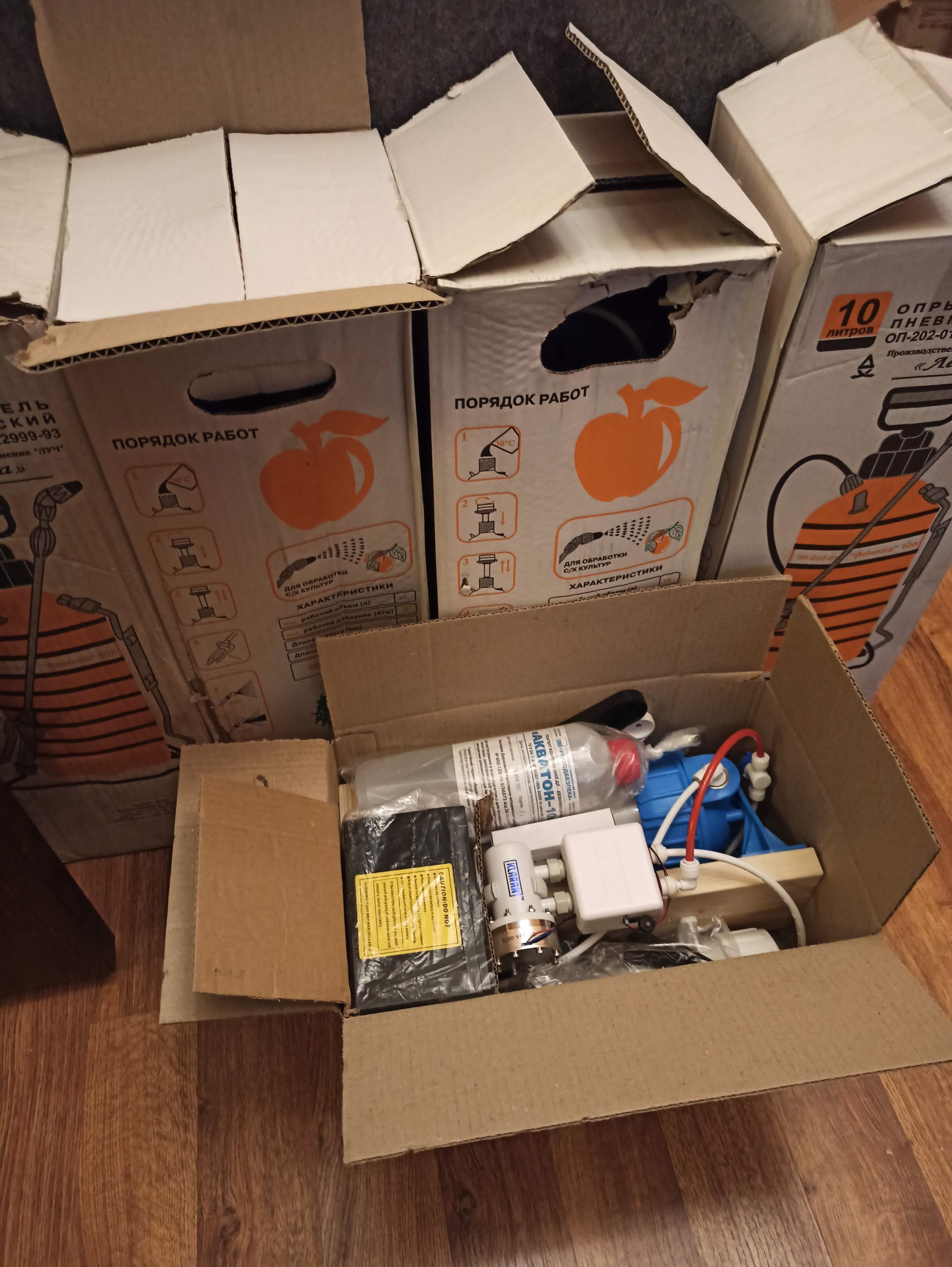 Non-volatile mobile kit with a manual pump ready for shipment