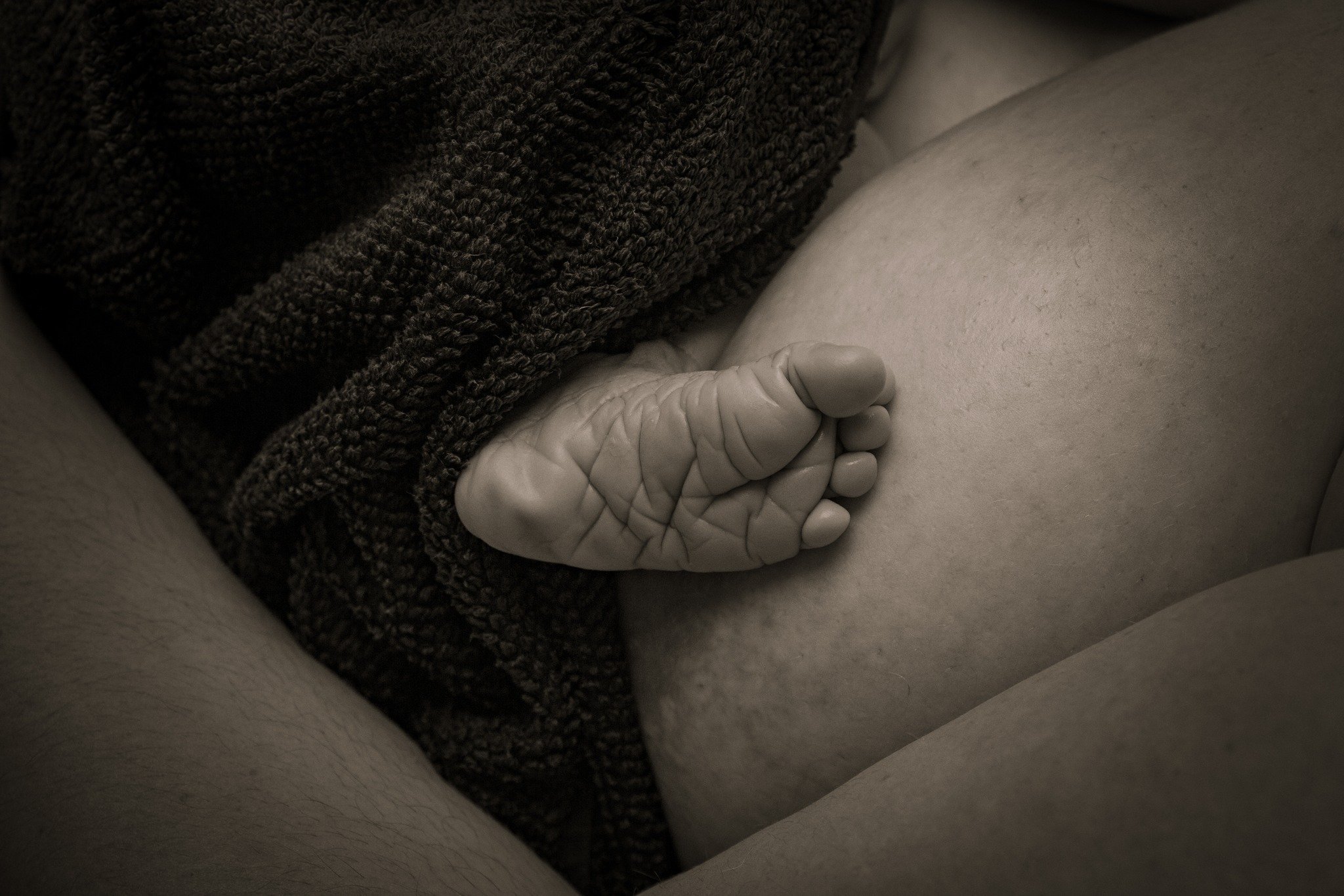 It's the tiny details that make birth photography so bloody special

A loving touch from your partner

Your babies first breath of air

Their tiny wrinkly feet and hands

Your first meal as a mother

I could go on and on with the minute moments I've 