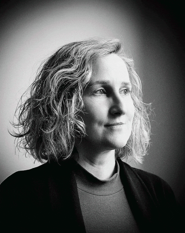 Foto van Isabelle Joosen, freelance motion designer en visual storyteller bij Stormbrein. Animatie van een groene swirl die over haar heen glijdt.