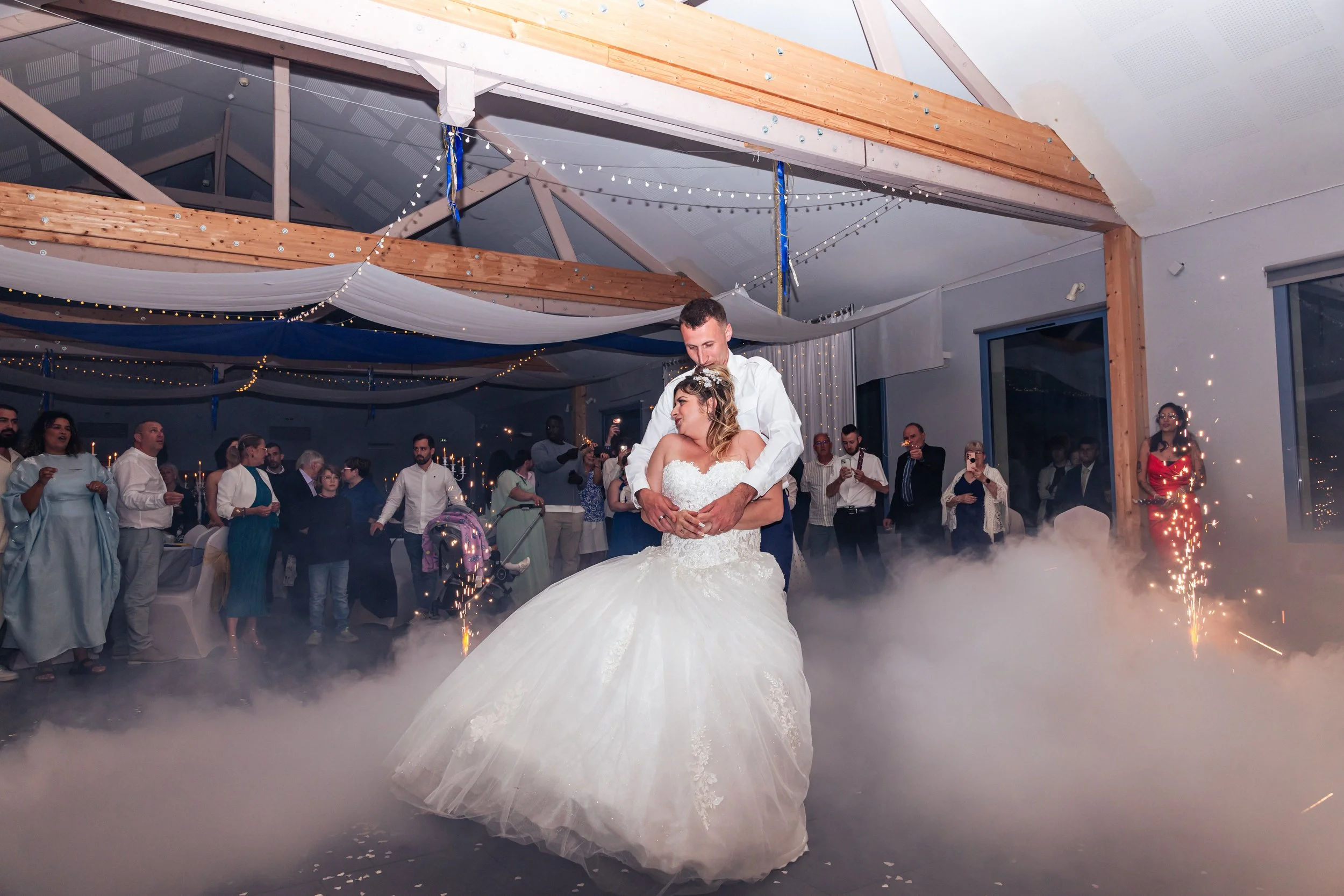 Photographe de mariage en Sarthe, ambiance conviviale dans la salle de reception