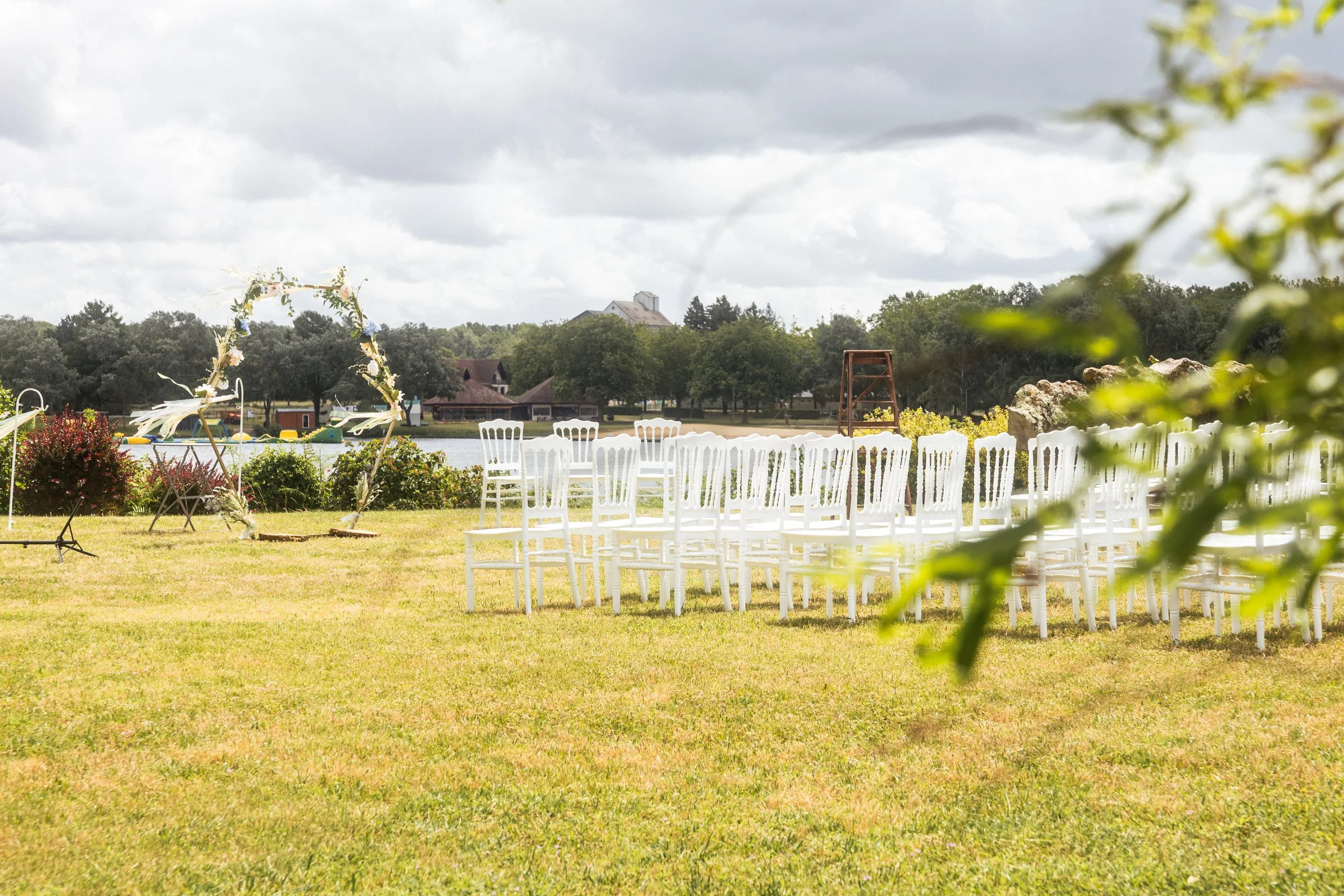 Photographe de mariage à La Terrasse des Oliviers, vue sur le lac de Mansigné