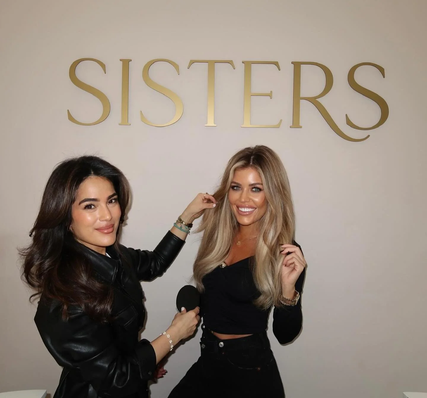 Every blonde needs a brunette 👸🏼👸🏽

Book with Sisters to achieve your perfect hair colour or colour match with our seamless extensions