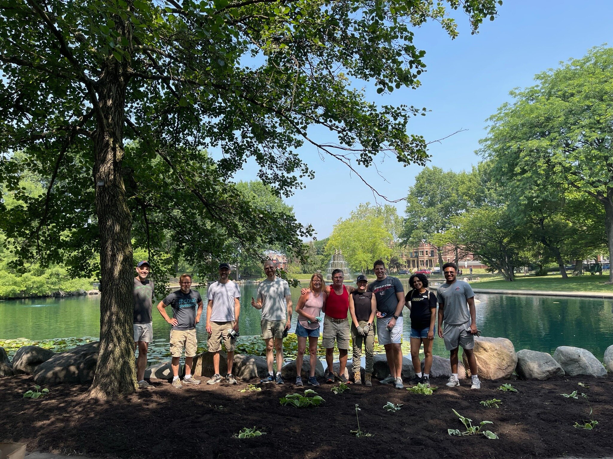We ❤ volunteering with Friends of Goodale Park! On Saturday, we weeded, watered, and picked up litter to help keep Goodale Park looking beautiful. Huge thanks to @Donatos Pizza for throwing a 🍕 party for the volunteers, too!