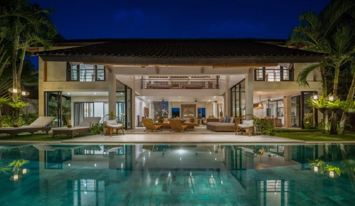 Building, swimming pool, garden - Kadek