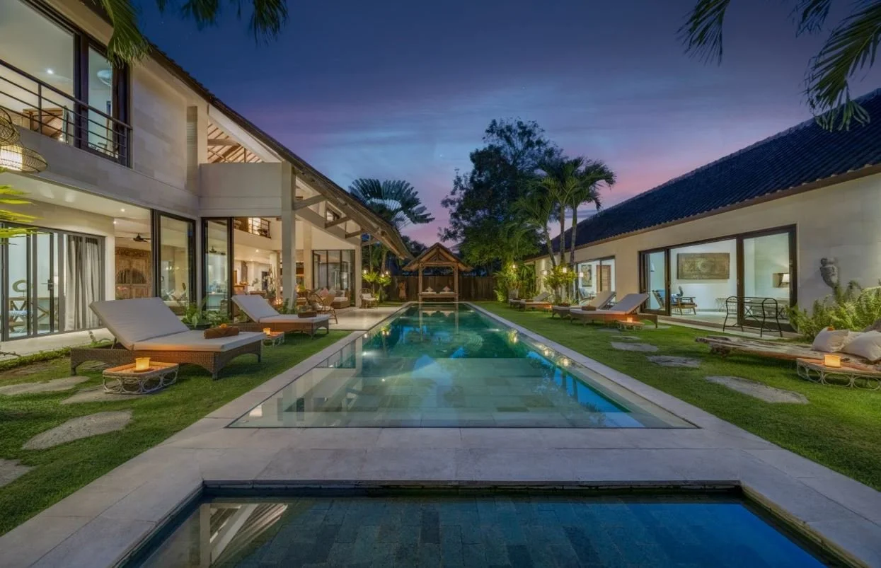 Building, swimming pool, garden - Kadek