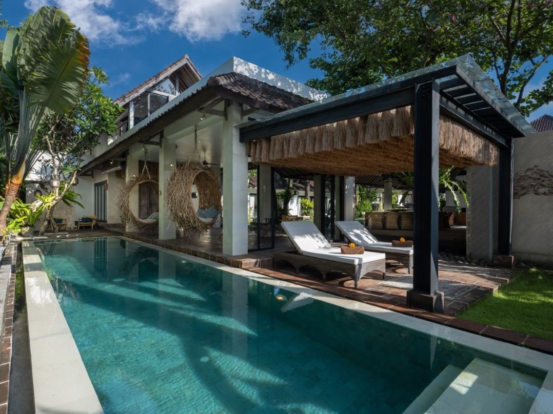 Building, pool, sun lounger - Nyoman