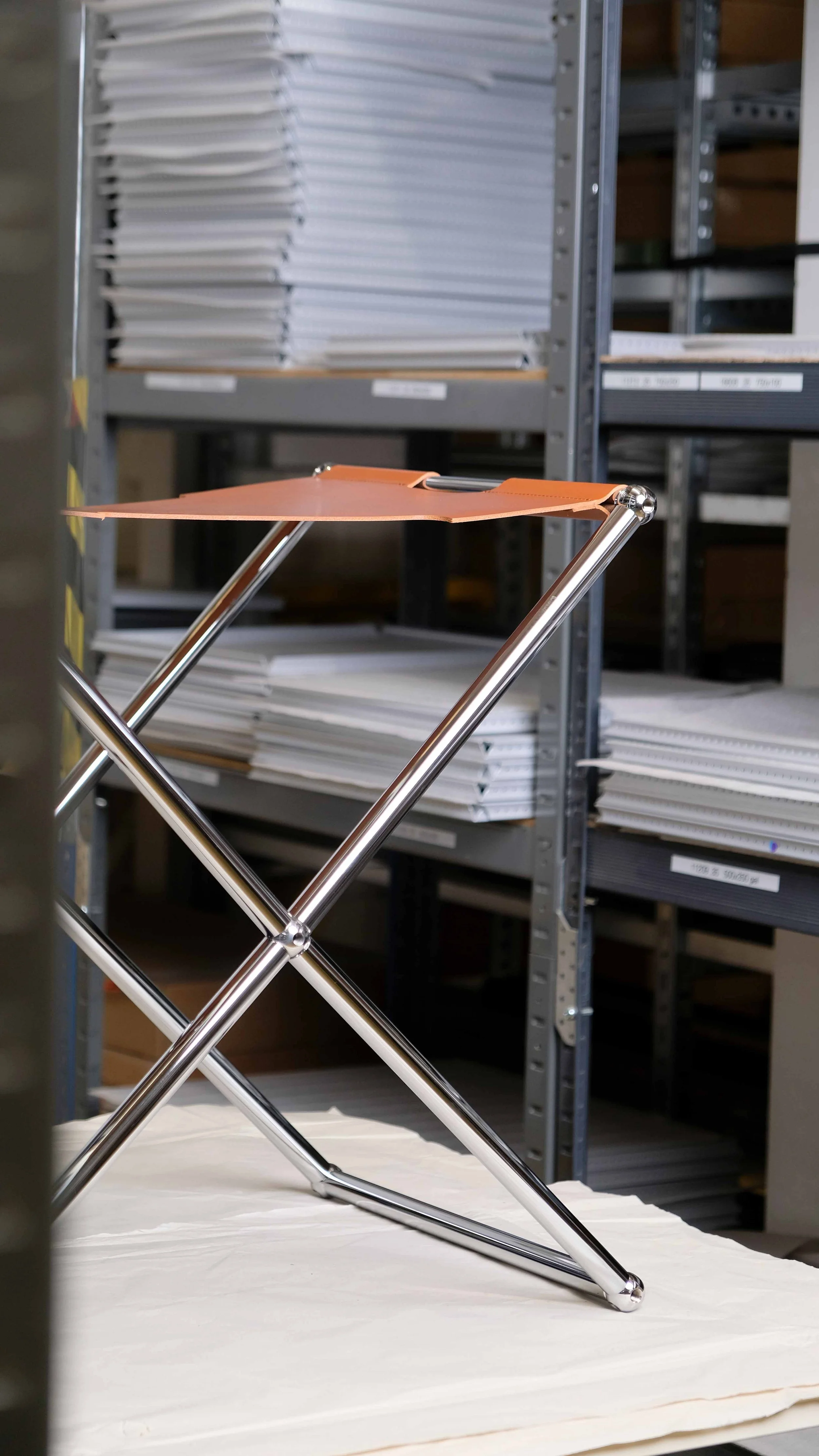 USM Haller Hocker mit Leder, Farbe Cognac, ries+kramer