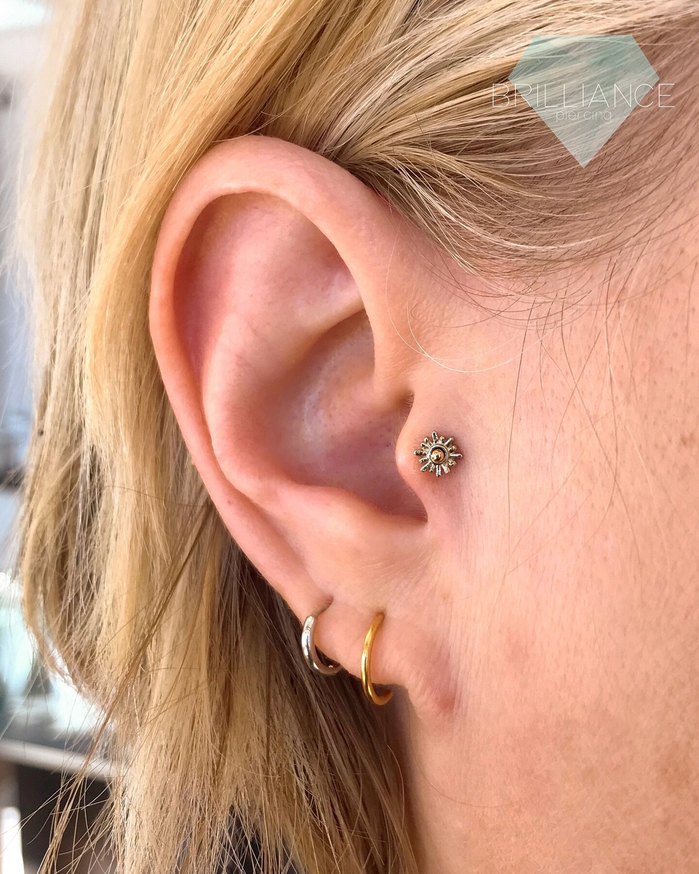 @jenkristoff brought some sunshine to this tragus with a touch of mixed metal magic! 🌞