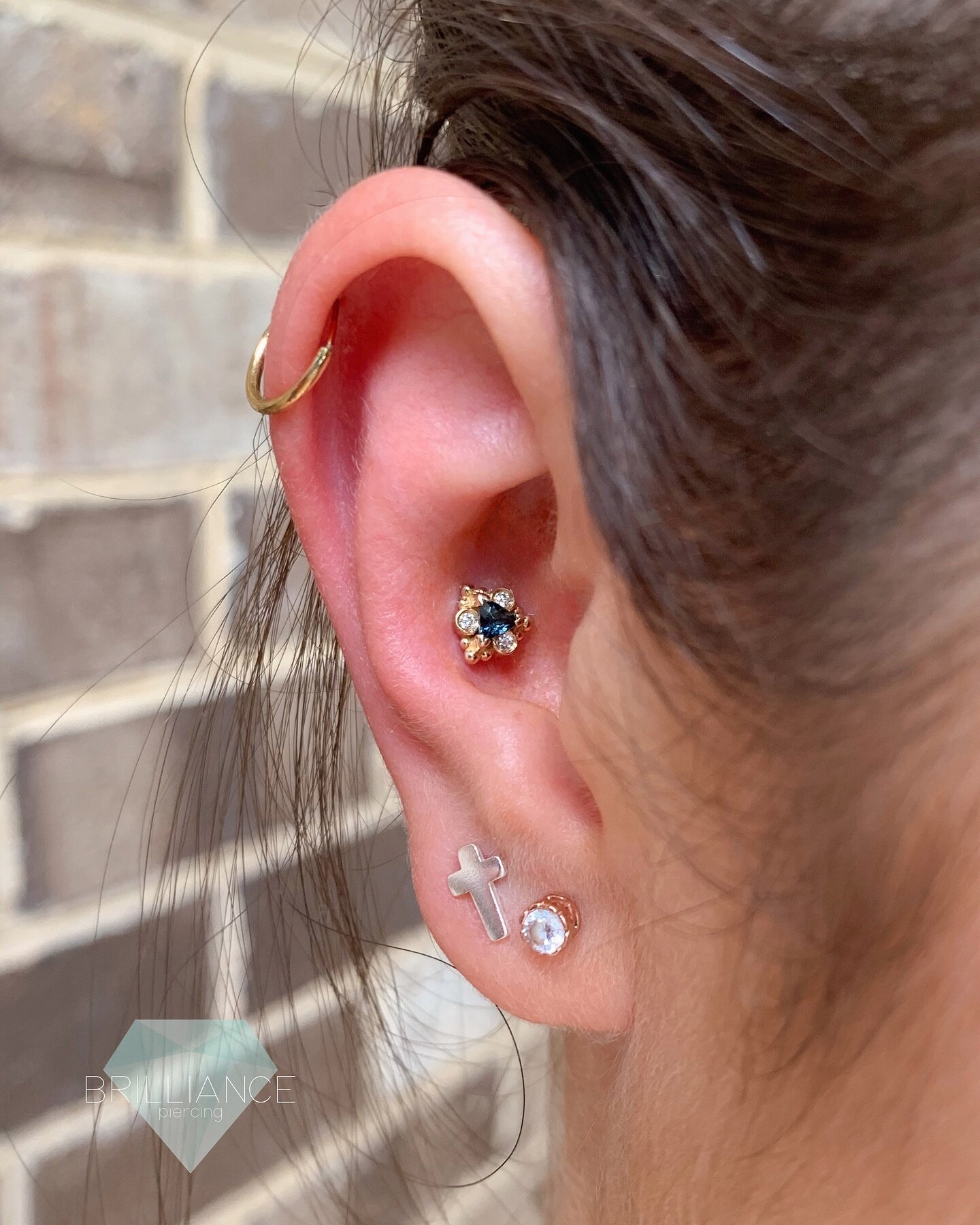 Jen pierced this conch with a London Blue Topaz Helena adding some elegant sparkle 💎💫