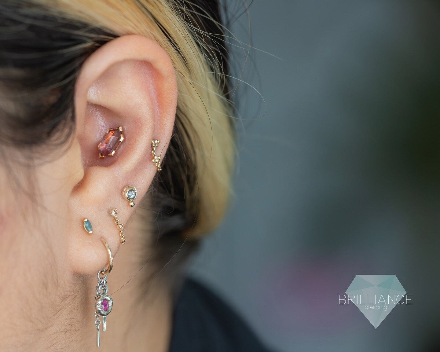 Do you ever see a gemstone and just want to *cronch* it? That&rsquo;s how this @mettleandsilver piece makes me feel 🍬
Fresh conch by @jenkristoff with this colorful and, I&rsquo;m guessing, incredibly tasty gemstone 😍

(The studio cannot condone th