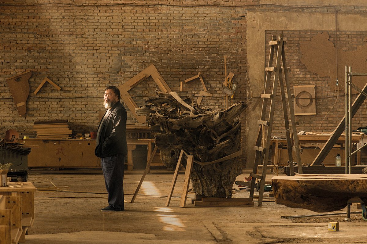 Ai Weiwei in his studio in Beijing (©Photo Harry Pearce/Pentagram, 2015)