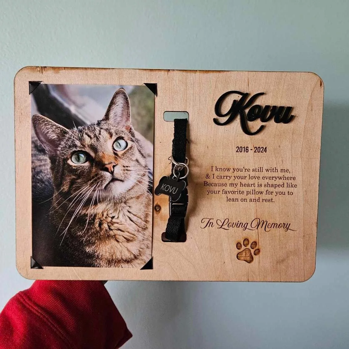Picture of a wood pet memorial plaque that shows and changeable mounted photo, the pets name, option to put a quote and years of life and an option to put a collar