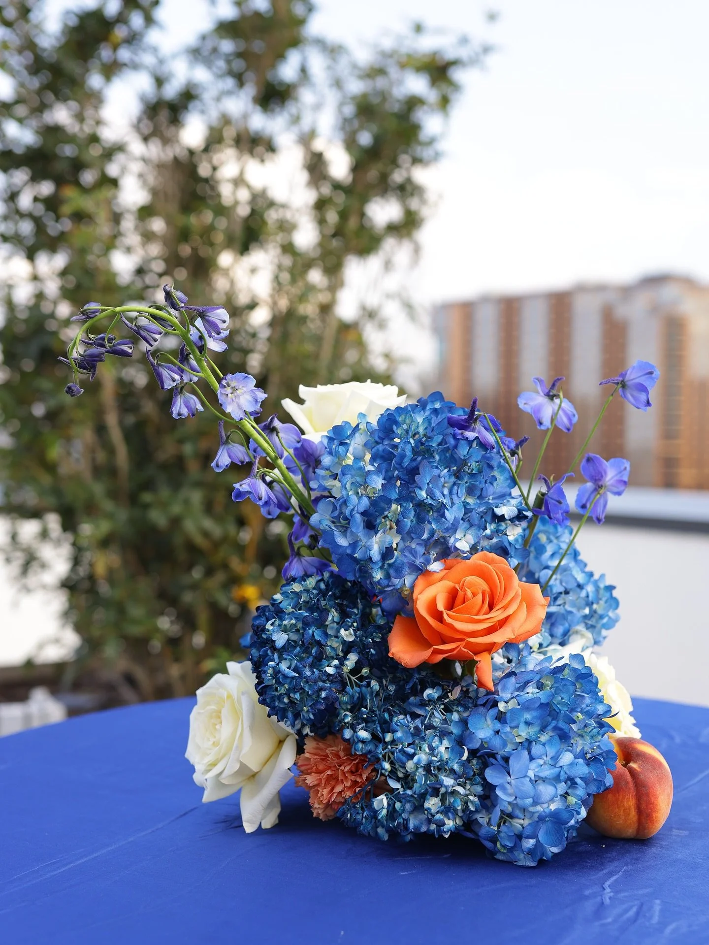 There&rsquo;s More! As an Atlanta native, adding peaches to florals is always a yes! More importantly, trusting your vendor team to deliver without stunting their creativity is an extreme yes! 🌸🤎

Decor Production Team: @alexandriaortizconsults 
Pi