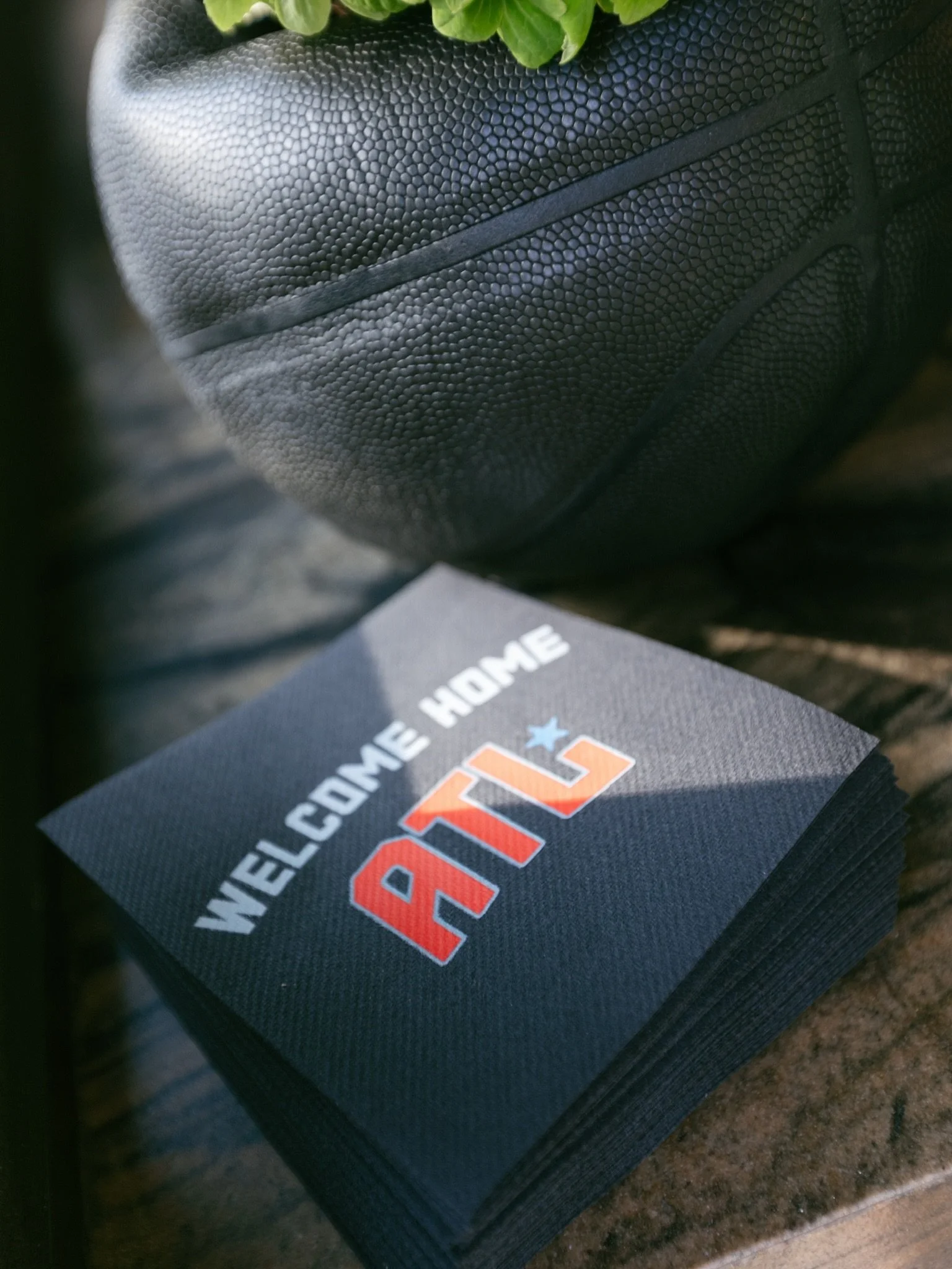Atlanta is Home ❤️

Game day details, but make it elevated. 🏀✨
Custom basketball-inspired florals bringing the perfect balance of sporty + luxe to this ATL Dream experience. The textures, the greens, the details&hellip; every piece was designed to f