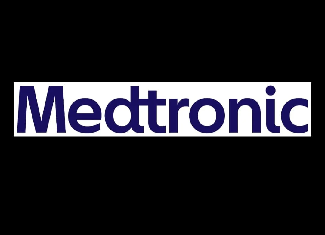 Logotipo de Medtronic sobre fondo negro con texto en azul y blanco.
