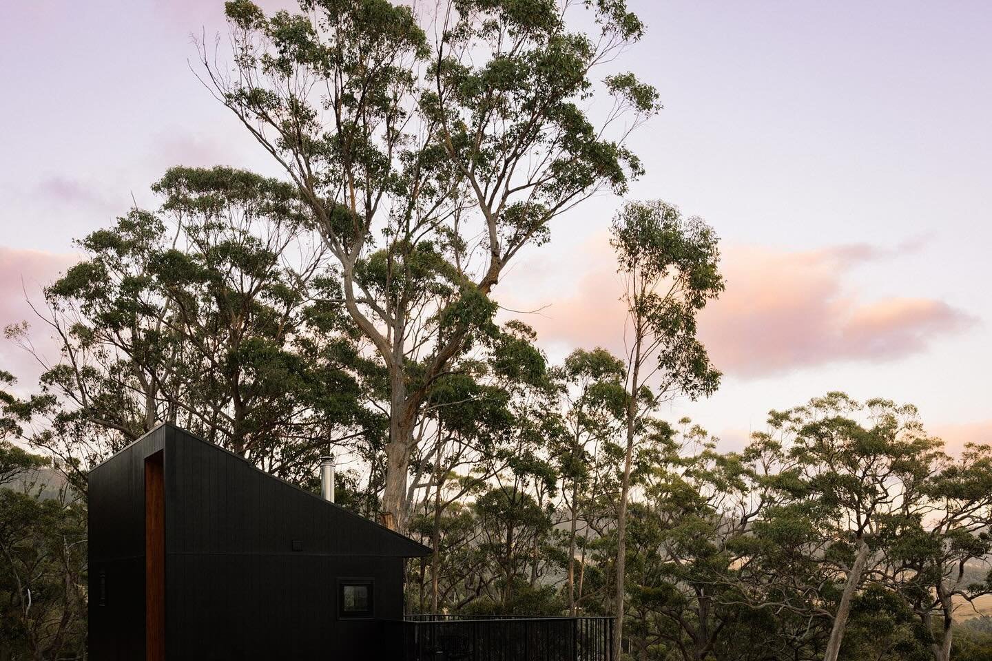 Find a place that simply puts you in a good mood and leaves a smile on your face 🫶

No better feeling in the world. 

Image by @leantimms 
Styling @lynda.gardener 

#hunterhuonvalley #huonvalley #glenhuon #naturephotography #mindfulness #landscape #