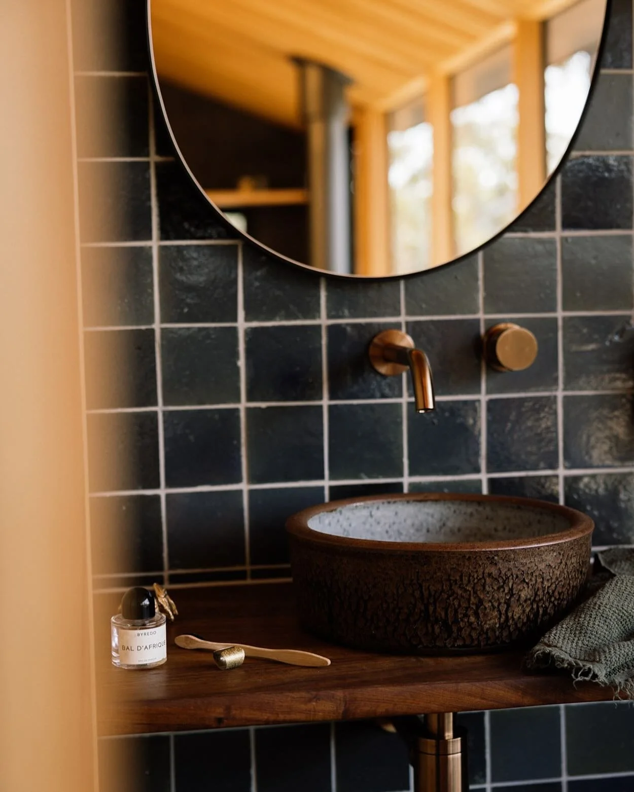 Embrace every beautiful moment in life, even the smallest ones ✨

photography @leantimms 
stylist @lynda.gardener 
handmade basin @faludizsolt 
custom vanity @matt_black_furniture 

#hunterhuonvalley #huonvalley #tasmania #brandtasmania #travel #glen
