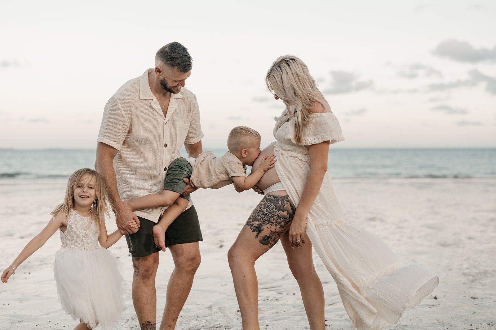 Mackay maternity photographer captures family at the beach