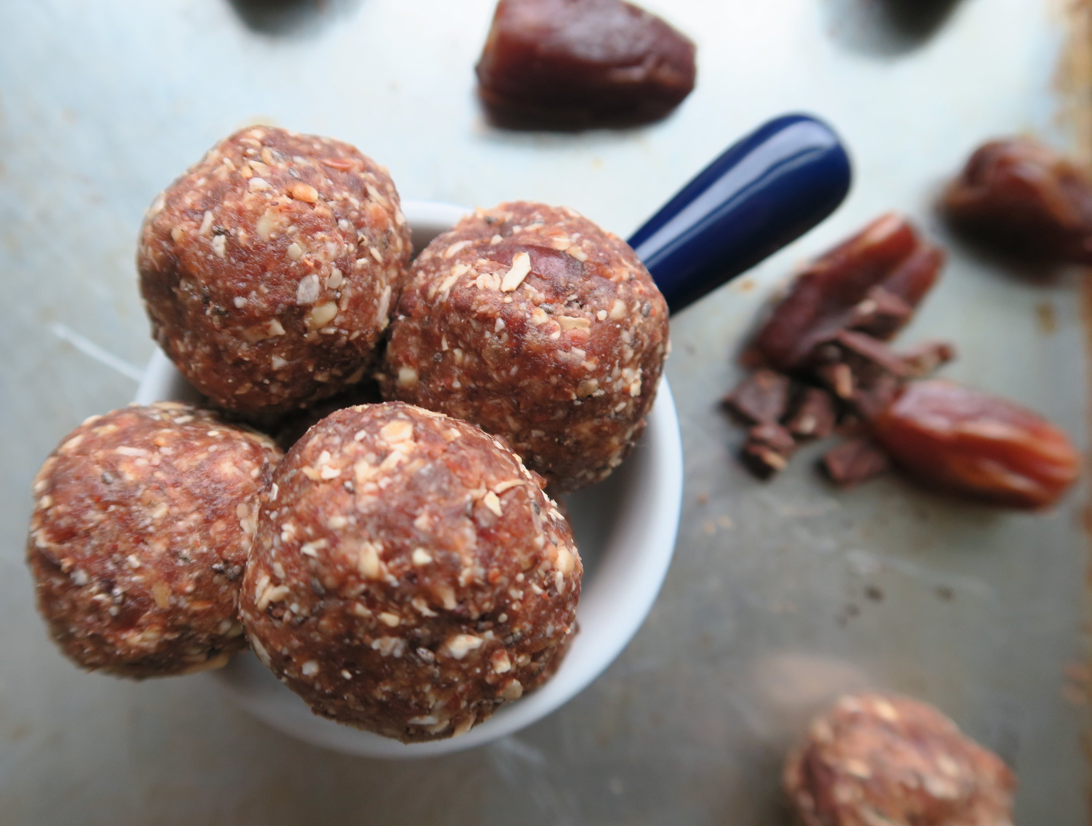 ALMOND COCOA ENERGY BALLS