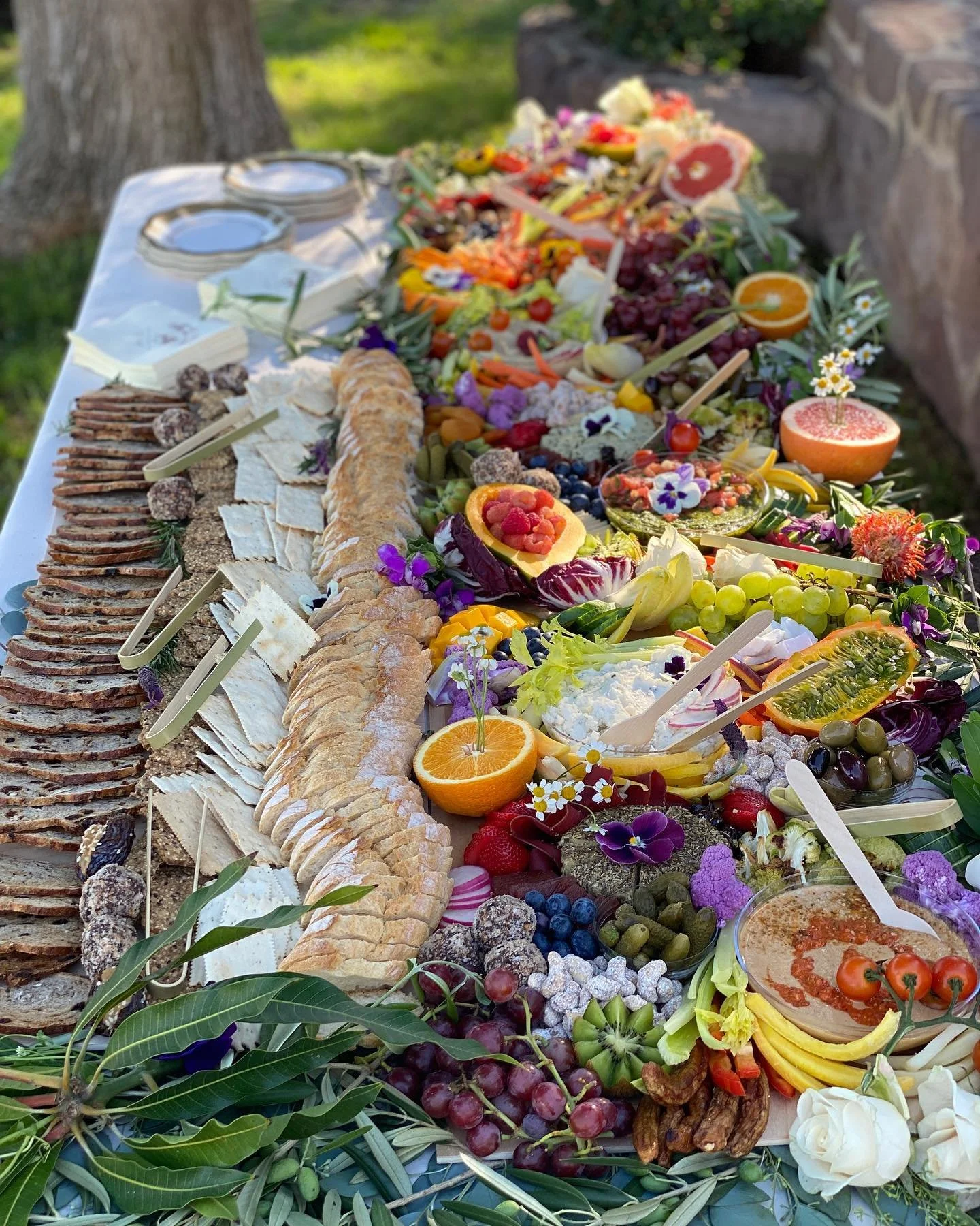 Cocktail hour 🥂
.
.
.
#grazingtable #grazetable #weddingcocktailhour #weddinggraze #weddinggrazetable #cheesetable #crudit&eacute;s #cheeseboard #cheeseplate #losangeles #losangelesfood #losangelescatering #charcuterieboard #foodart #foodstagram #we