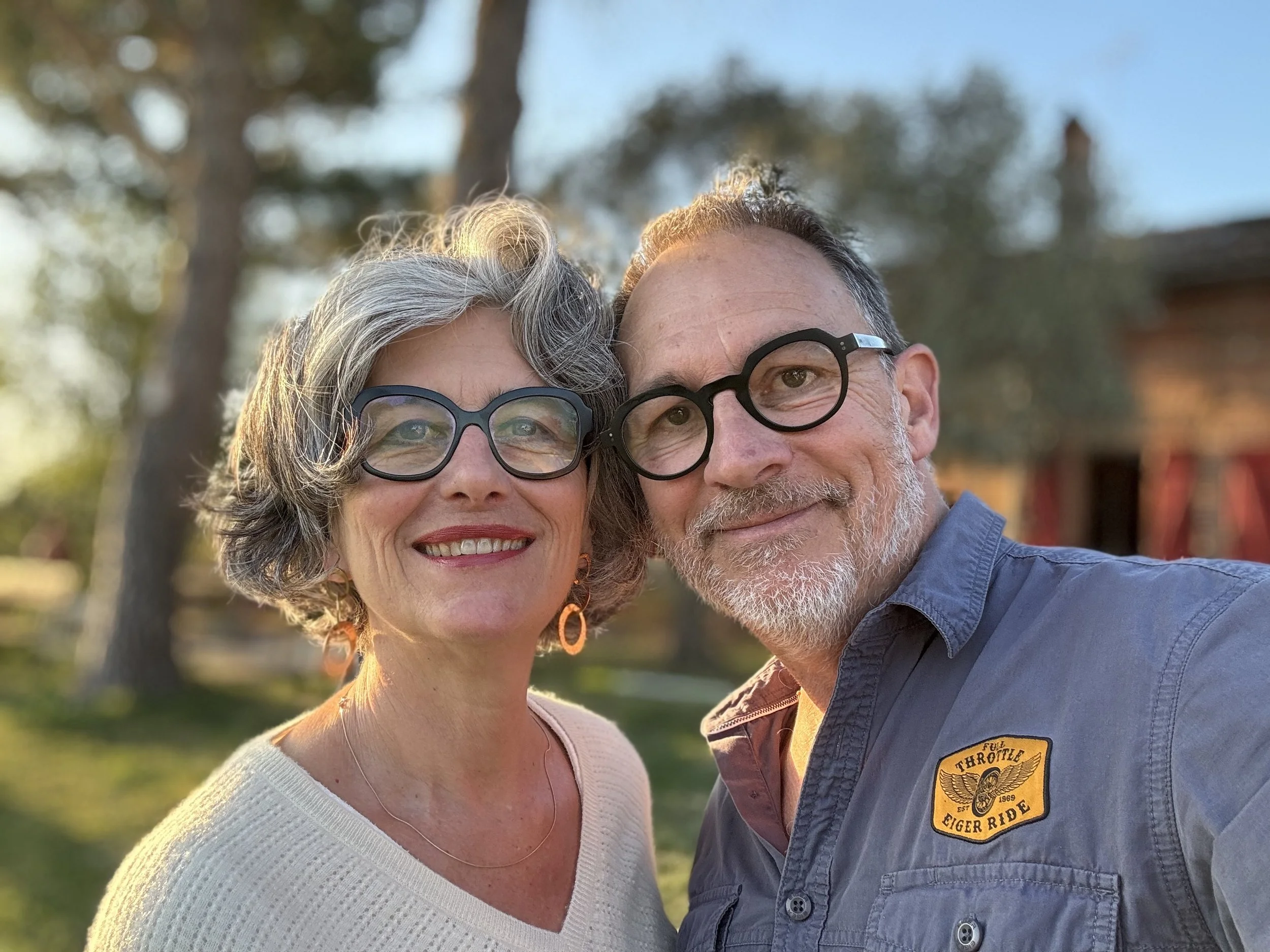 Lieu convivial accueillant des ateliers créatifs et artistiques autour de l’impression végétale sur textile et de la teinture naturelle, dans un cadre naturel.