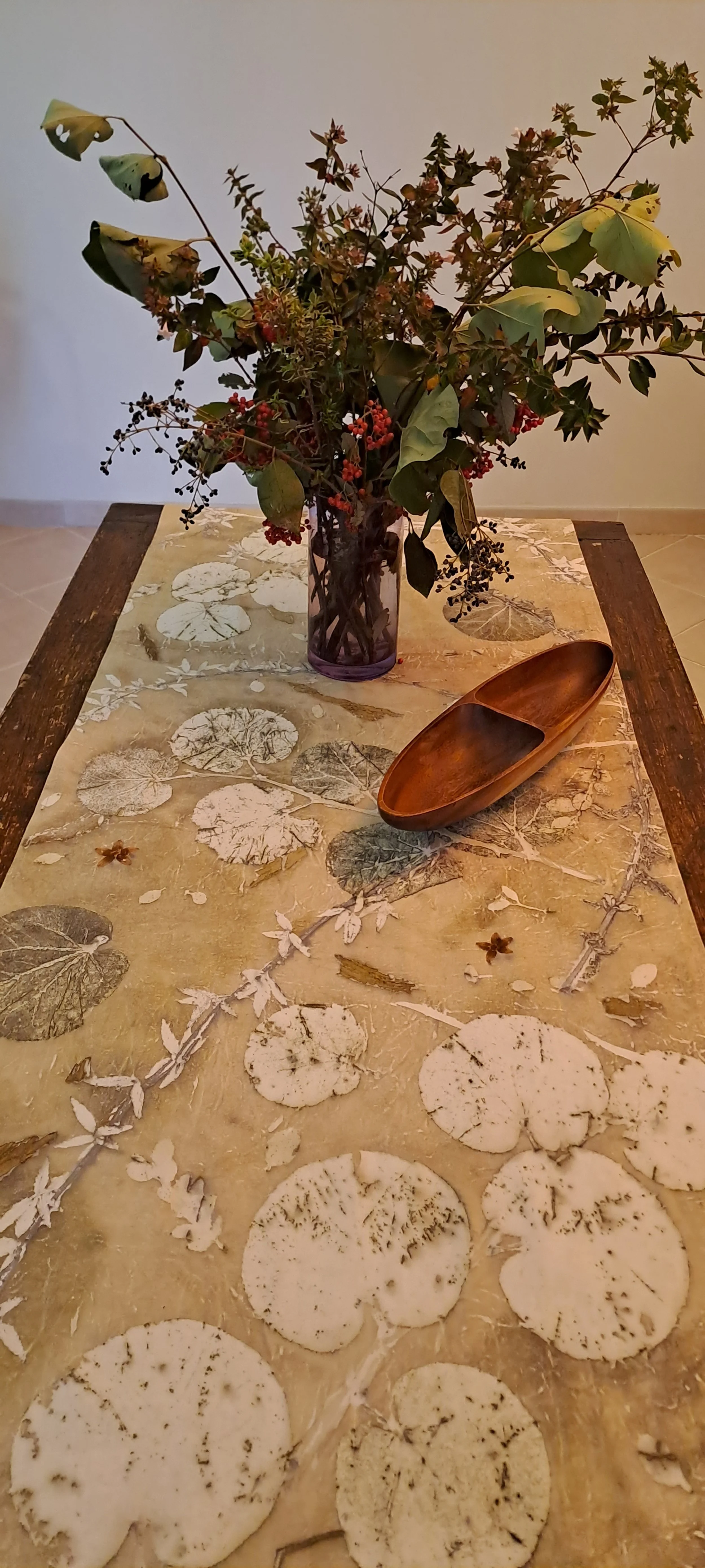 Chemin de table en écoprint : impression végétale ou botanique arbre de Judée eucalyptus