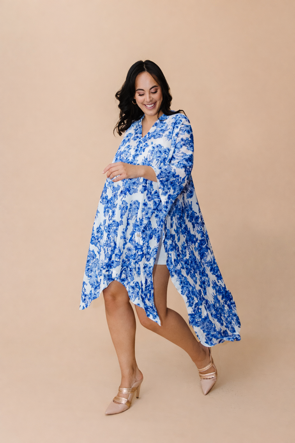 The Anywhere Convertible Travel Scarf in Blue Ink Drip being worn by a size 14 model