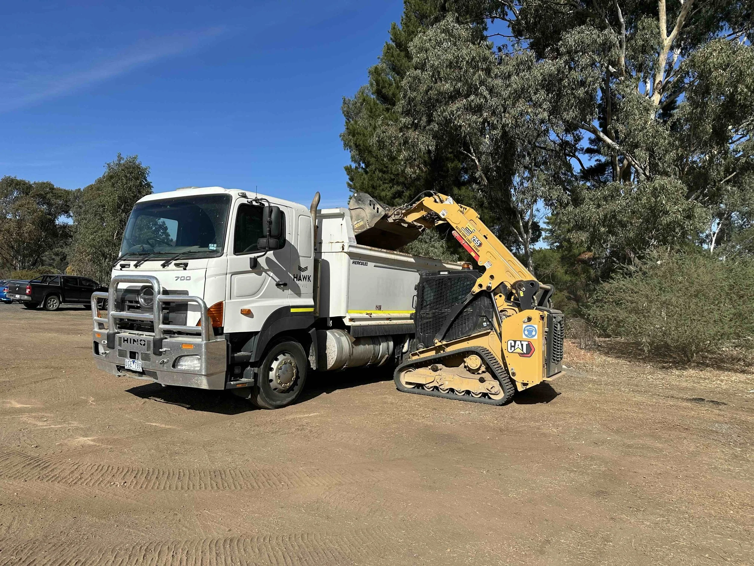 Skidsteer loading truck