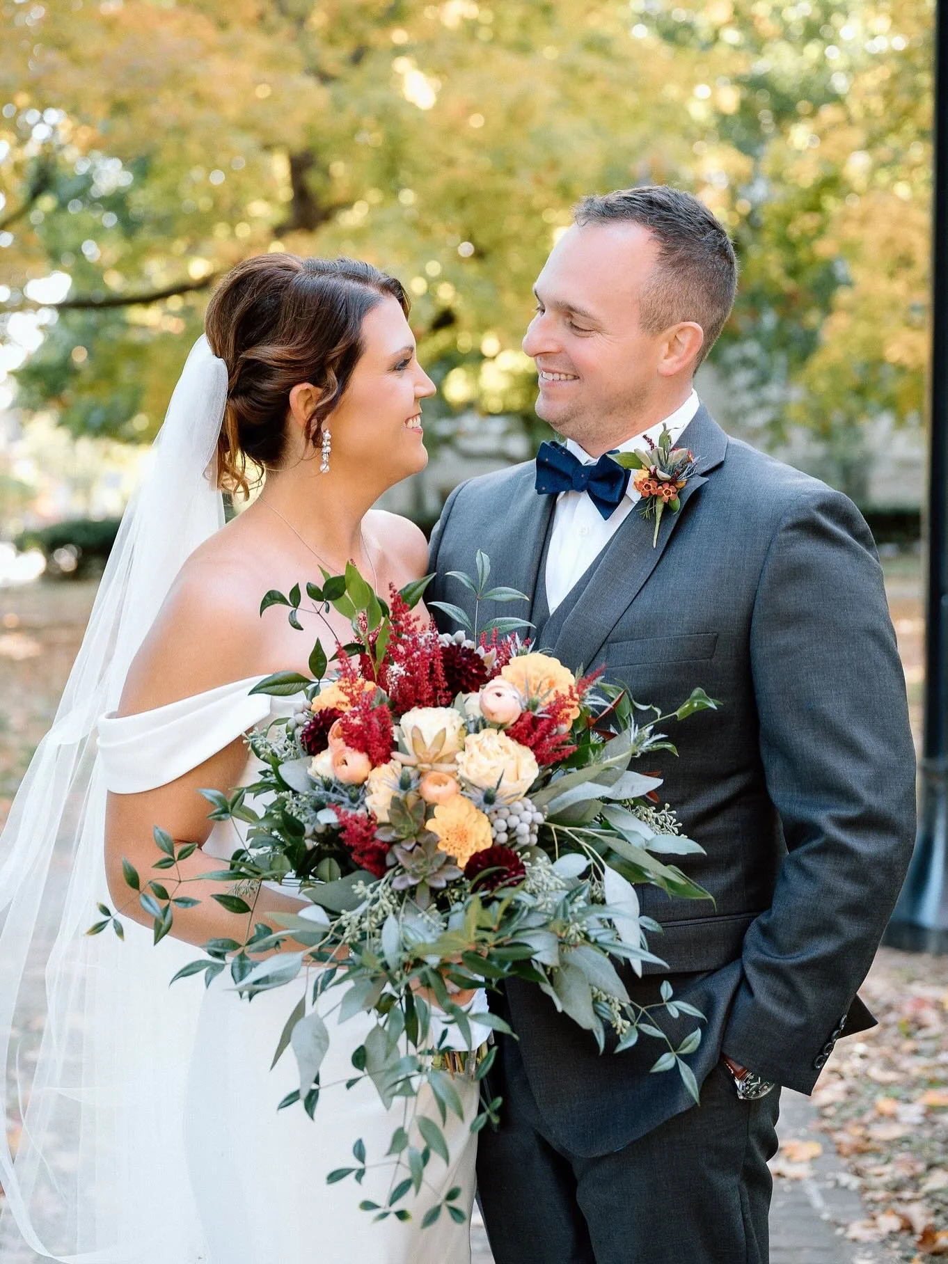 I&rsquo;m fondly thinking about this time last year when Anna and Benton said I Do. It was the most perfect Kentucky fall day for this couple who celebrated in a very Lexington way! 

The golden hour made Gratz Park all the more magical and splendid 