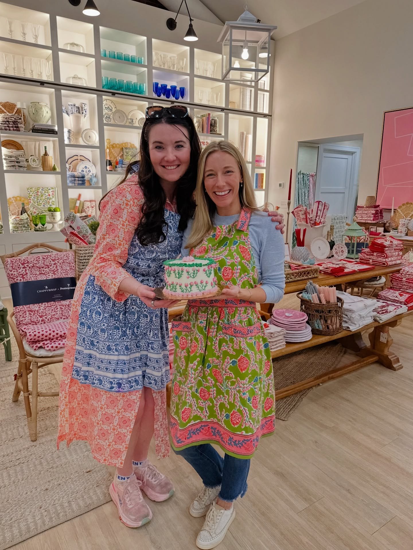 Spring Cake Decorating Class taught by the joyful and talented Kristen&rsquo;s Kreations and hosted at the beautiful shop, Pomegranate! 🌸🍰🎨🌿Pomegranate&rsquo;s Phlox Pink print was the inspiration for the cake design. It was a sweet way to spend 