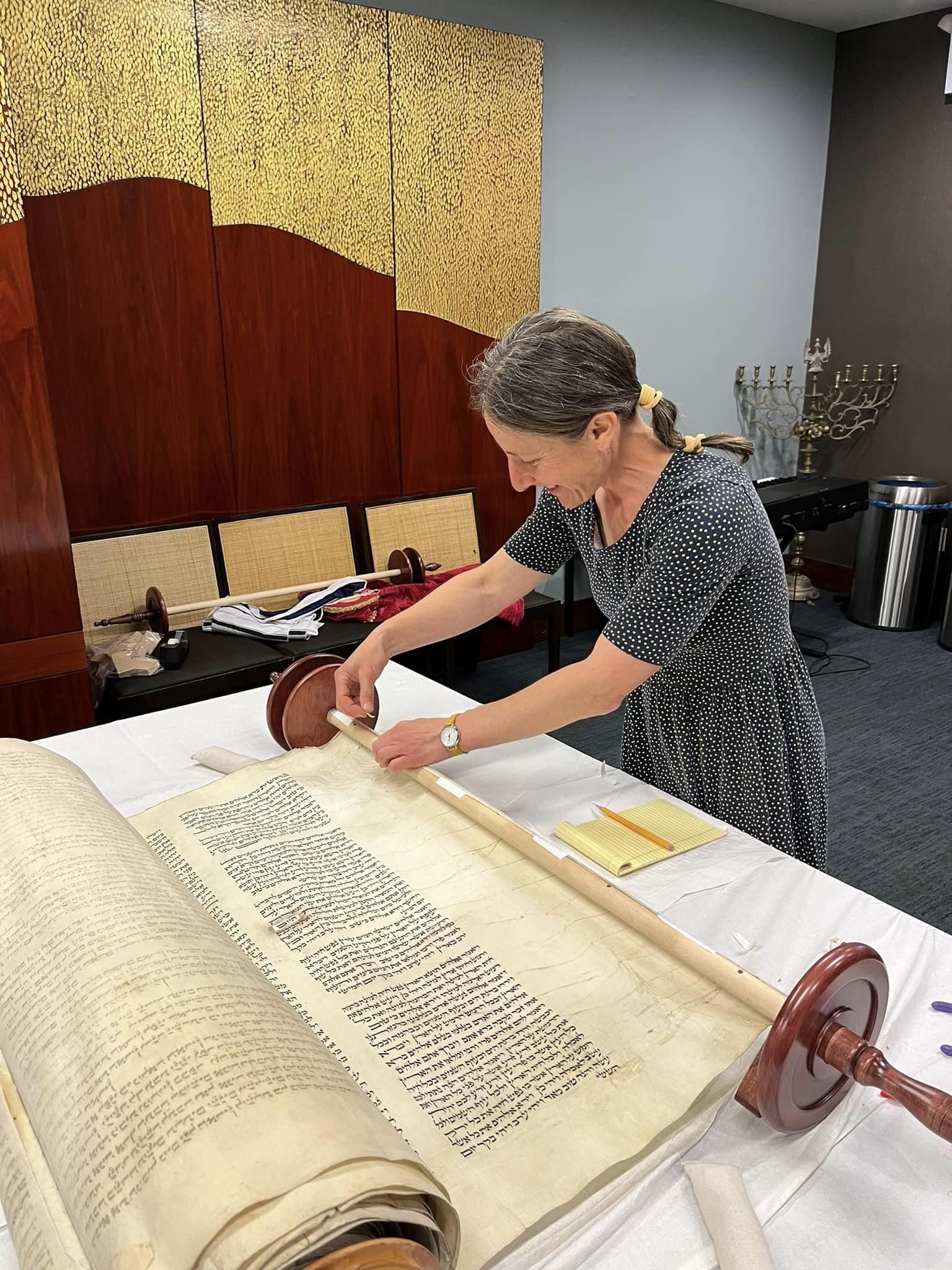 Central synagogue attaching atzei chayim.jpg