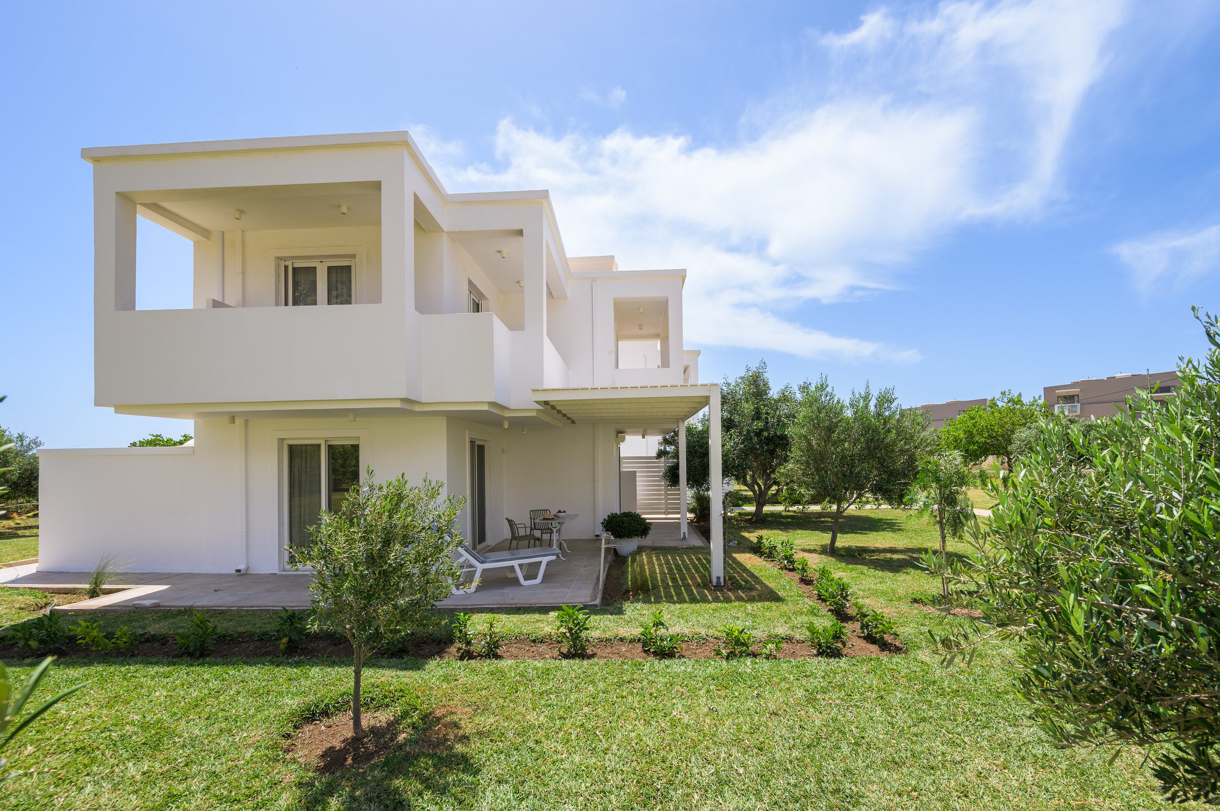 EInalia 5 - side garden.jpg