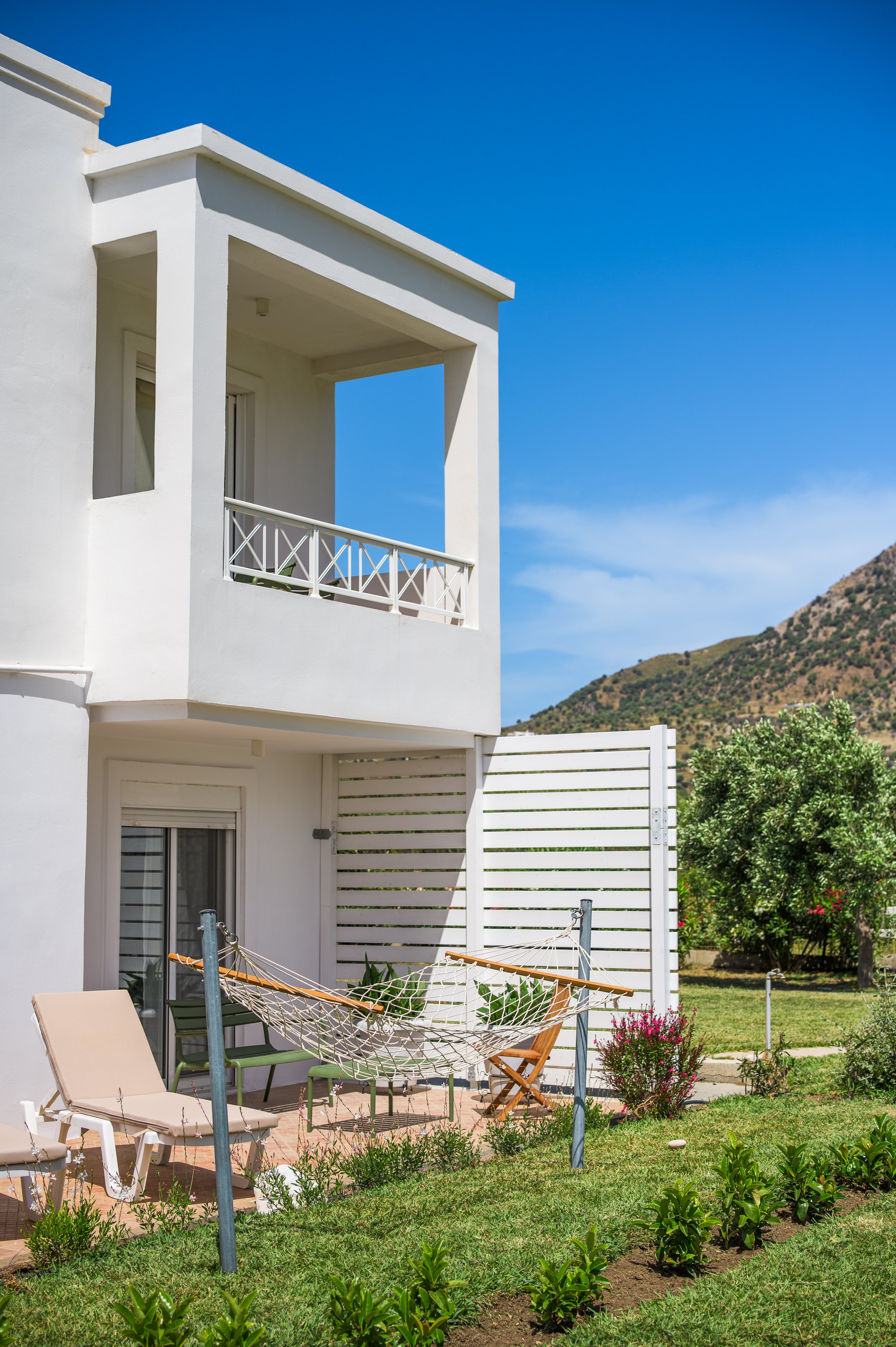 EInalia 3 - side garden view.jpg