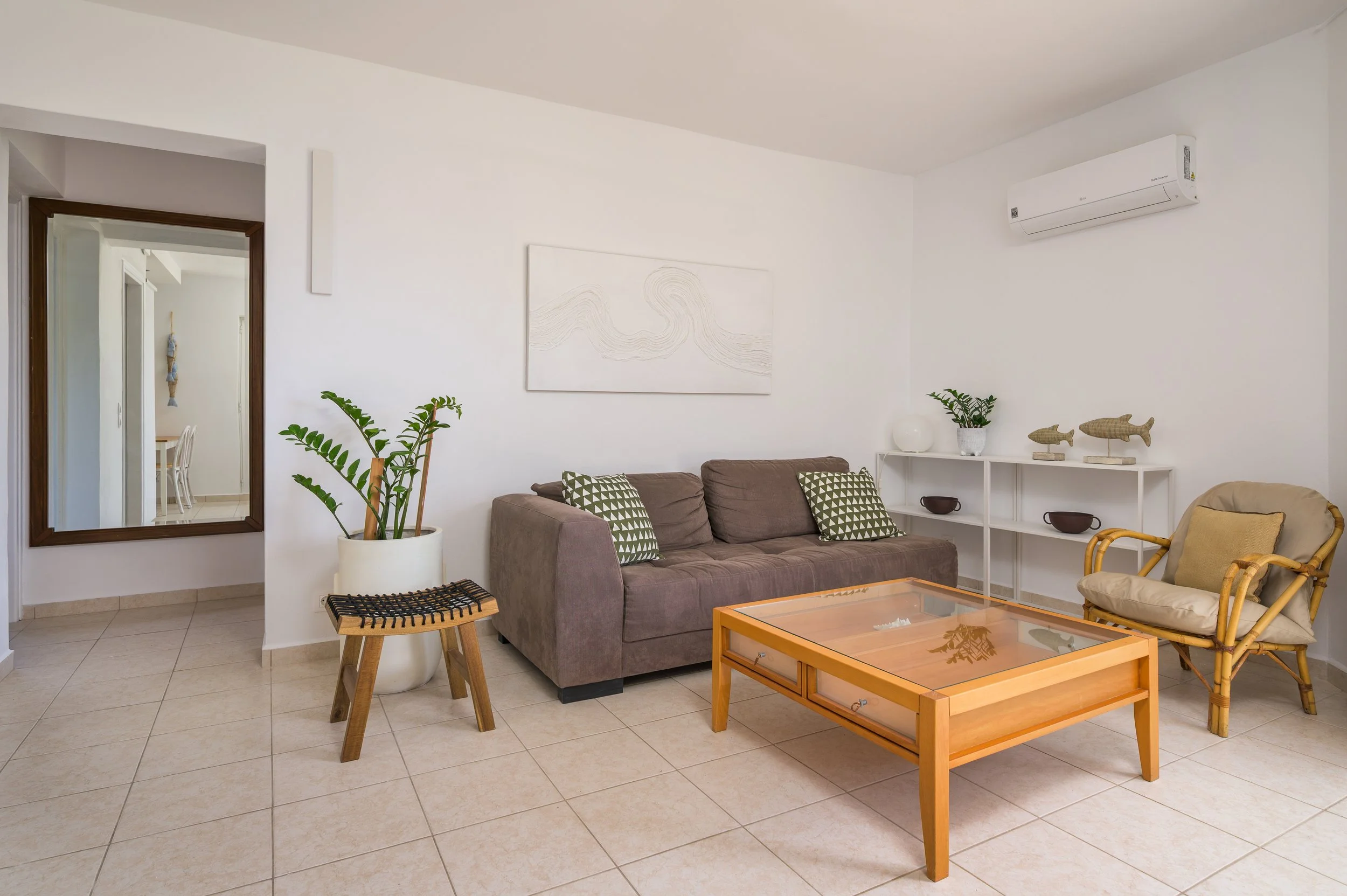 Einalia 3 - living rm.jpg
