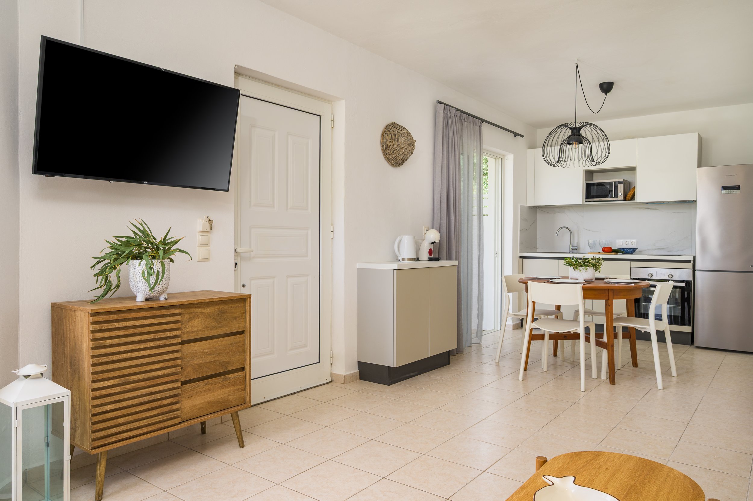 EInalia 7 - tv.kitchen angle.jpg