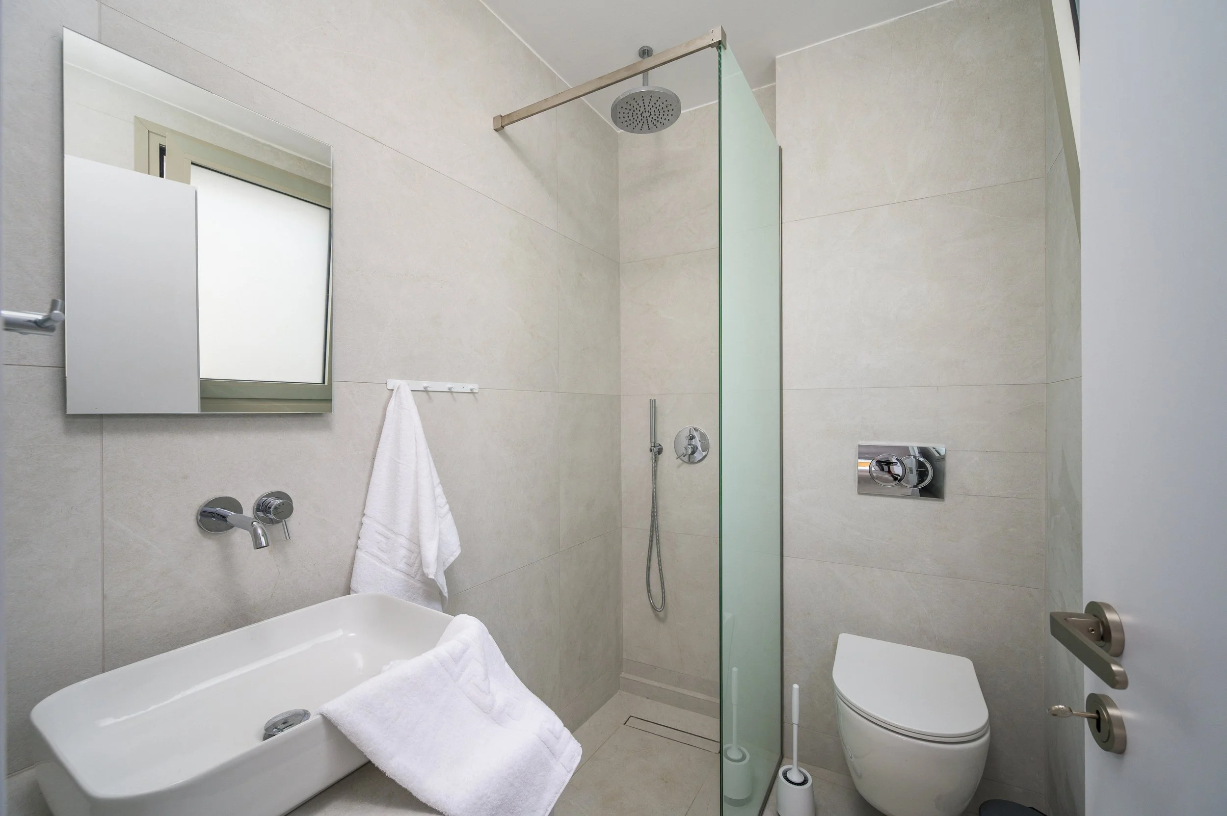 Eleni - bathroom.jpg