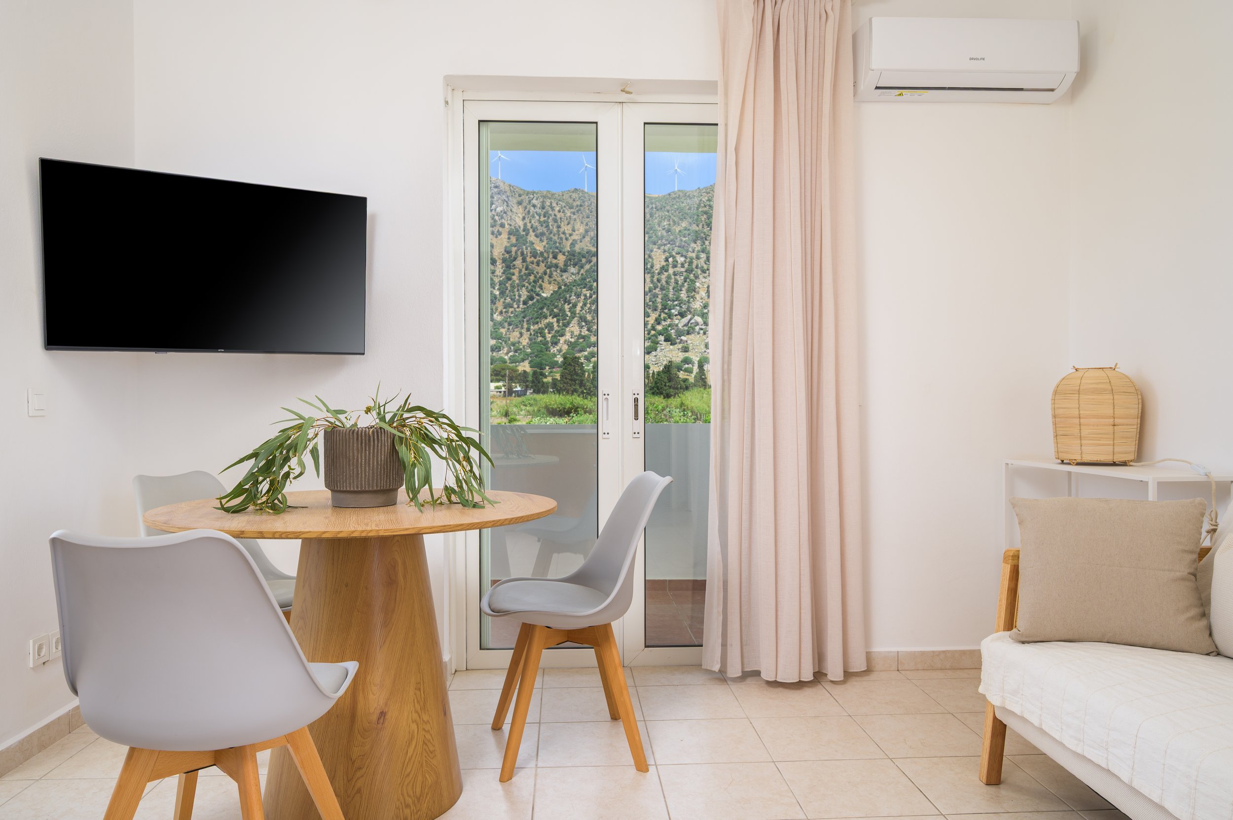 Einalia 6 - tv.dining.jpg