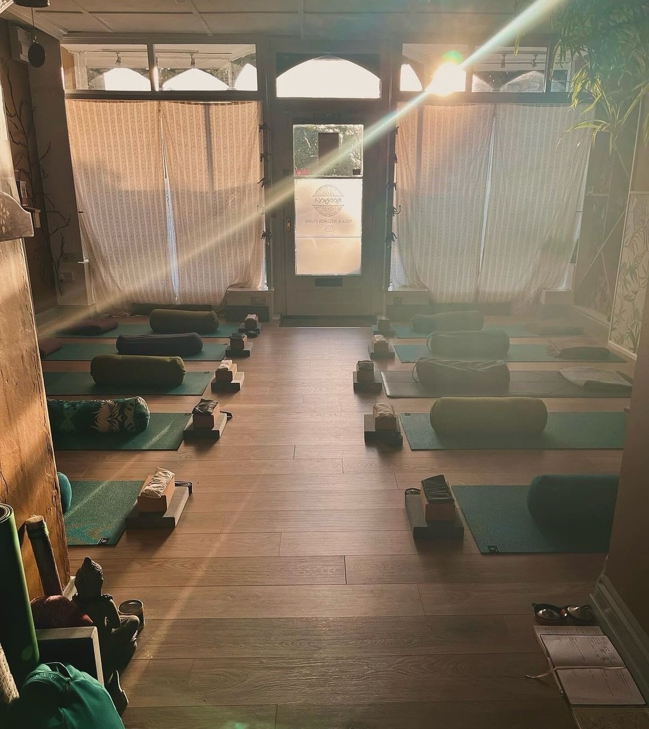 This was the studio we practised in on retreat in North Devon. It&rsquo;s a beautiful studio right in the heart of #Lynton. If you&rsquo;re visiting the area you can do drop in classes. It&rsquo;s a gorgeous welcoming space. 🙏🏼
@mooryogalynton @lon