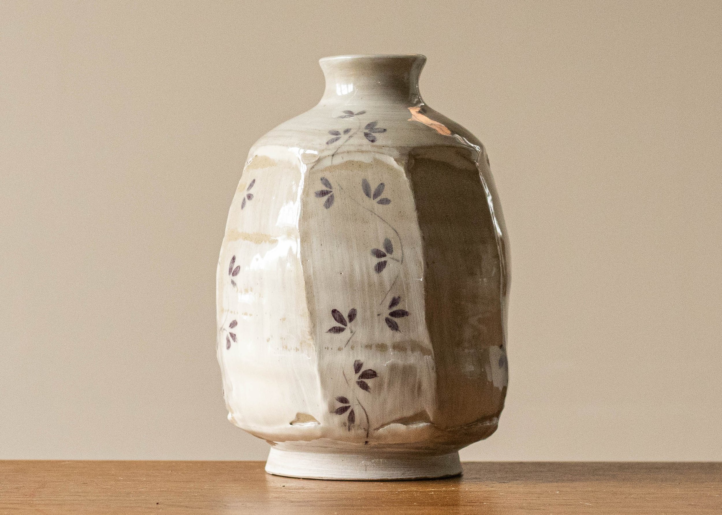 Facetted bottle with burgundy leaf motif, side 4.jpg