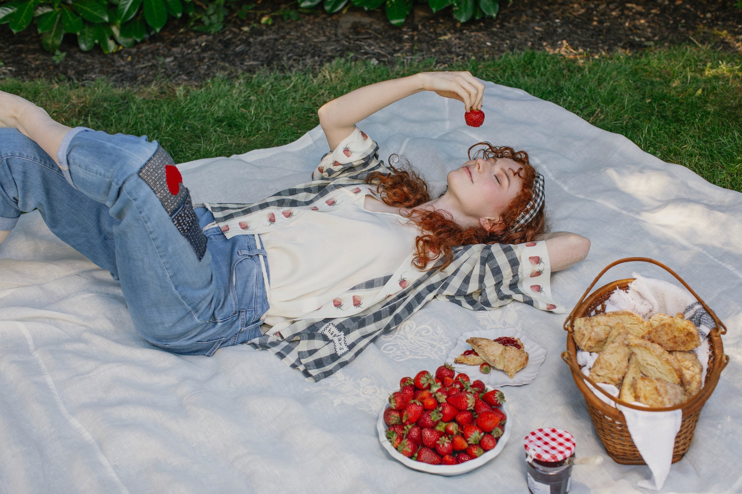 Sarah-Bowman-Portraits-Photography-Market-of-stars-cottage-core-picnic-1.jpeg
