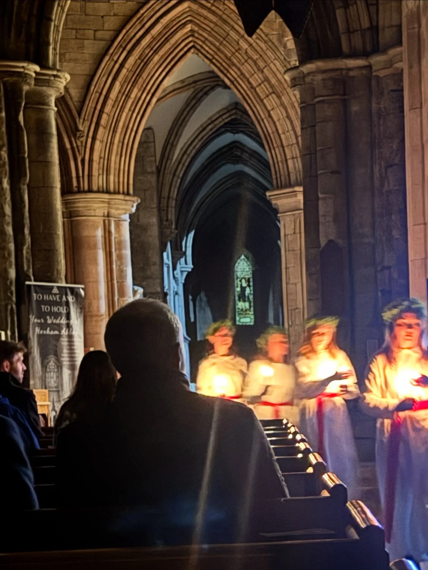 Sankta Lucia at @hexhamabbey just beautiful, thank you 😇✨❄️🌲💫

#sanktalucia #hexham #northumberland #travellingstoryteller #botanicafabula #christmas #cinnamonbuns
