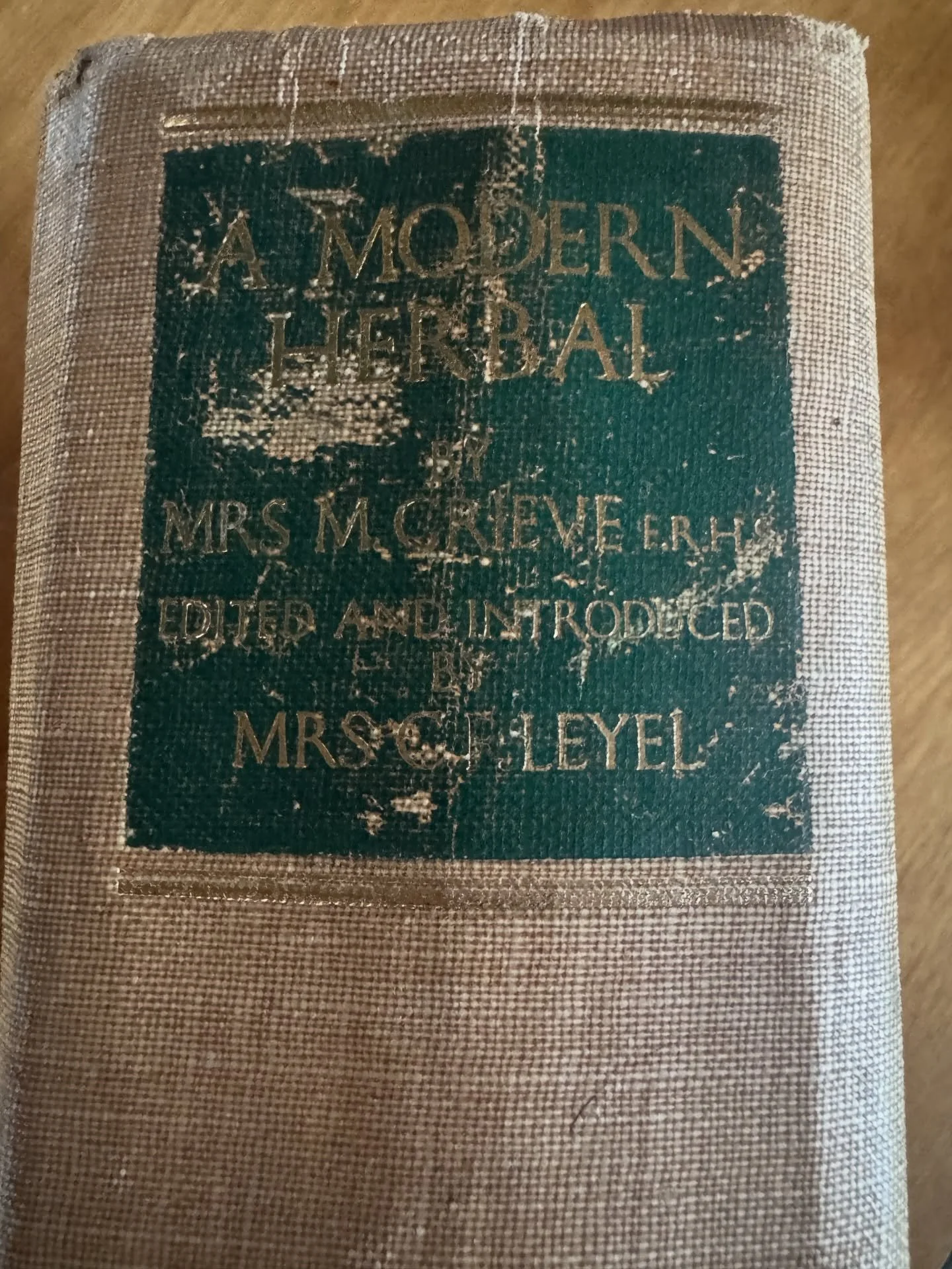 Moments of perfect herbal magic💚💫📚🌿

Just in the herbology house at beautiful @dilstonphysicgarden preparing for tomorrow&rsquo;s workshop&hellip;and look what I found on the book shelves @theherbsocietyuk 🌲✨😊

If you&rsquo;re a herb society me