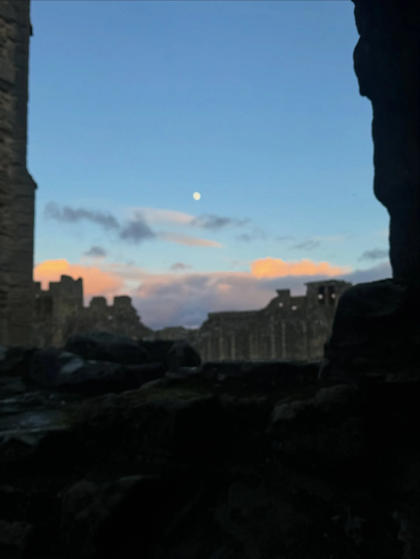 The twelve days invite in meanderings round castles and chilly encounters with Robins who appear to have put on jackets&hellip;

#warkworth #northumberland #castles #robin #travellingstoryteller @historicengland