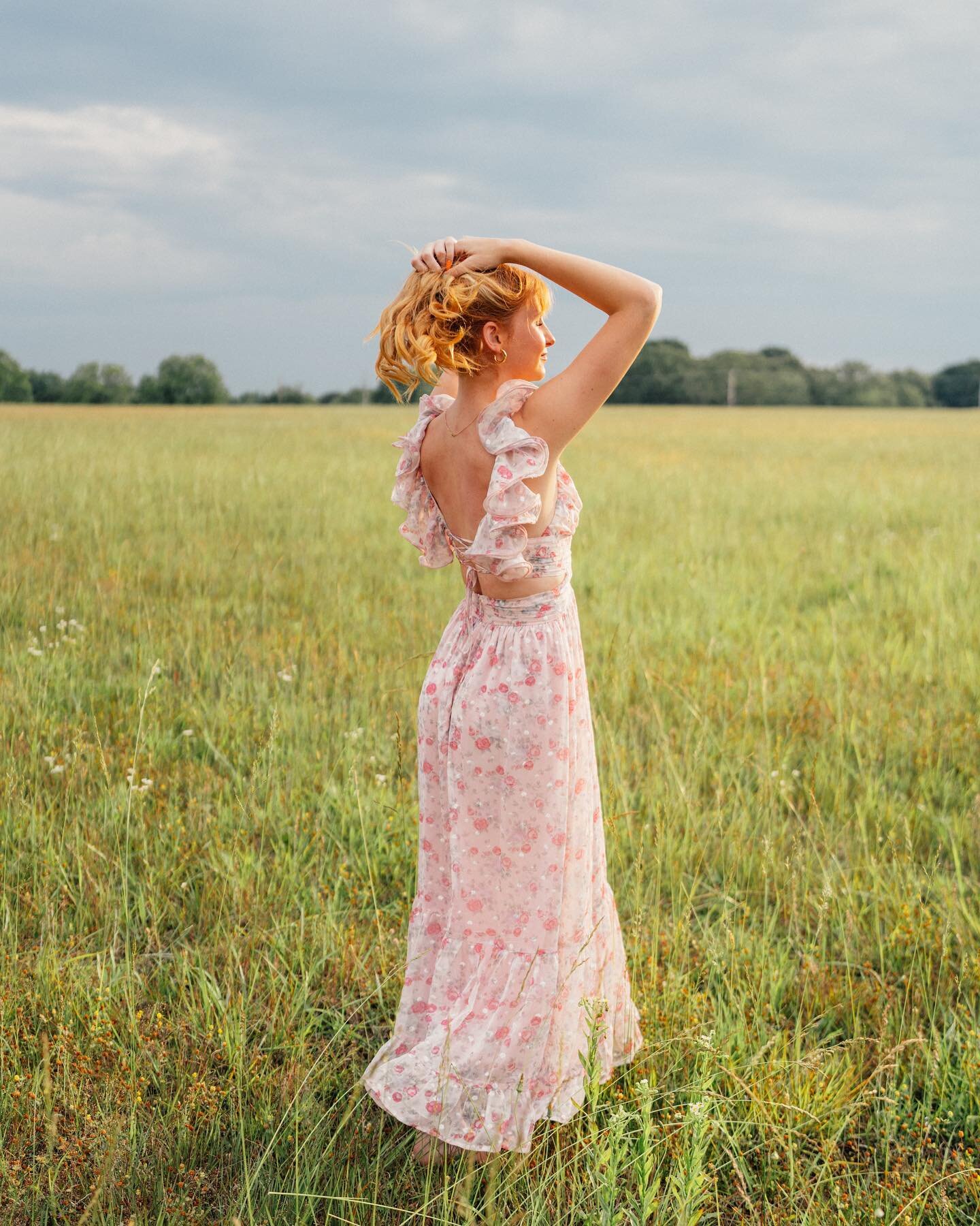Okay so&hellip; these are probably my favorite portraits I&rsquo;ve taken. We found this field right in Simpsonville, and went for the indie girl vibe look that Holland kills. Super fun shoot, and we even got pizza afterward🤩

#weddingphotographer #