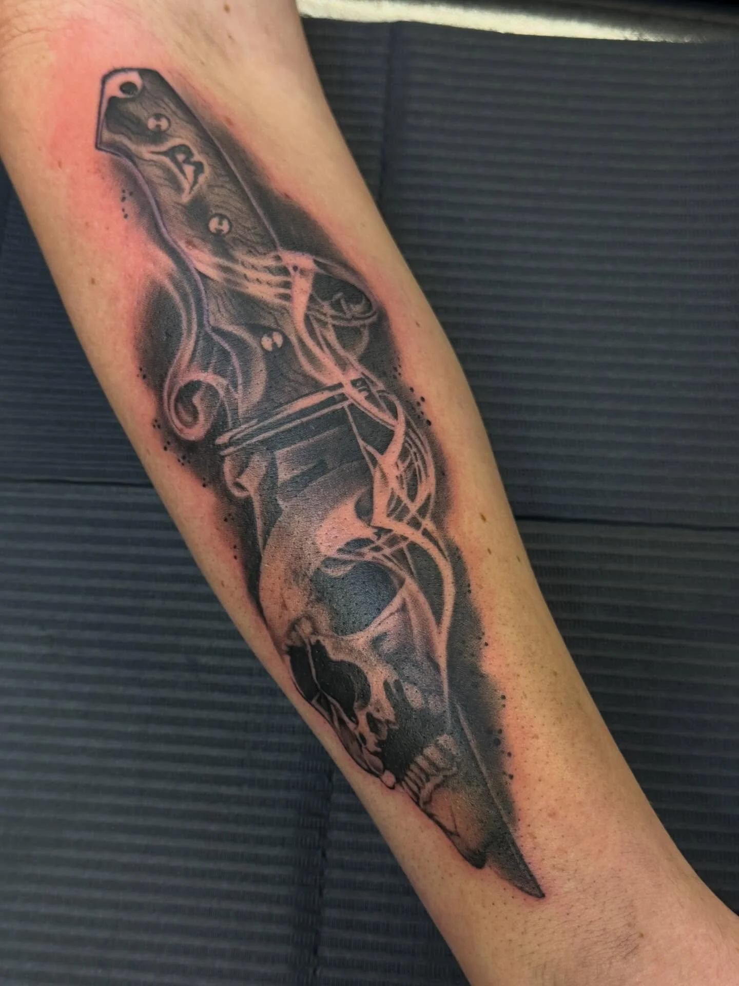 Super fun knifey tattoo I did!! Thanks bro for allowing me the creative freedom and for being such a sport.

What kind of weapon would you get tattooed? 

#tattoo #tattooartist #kansas #salina #truelovetattoo