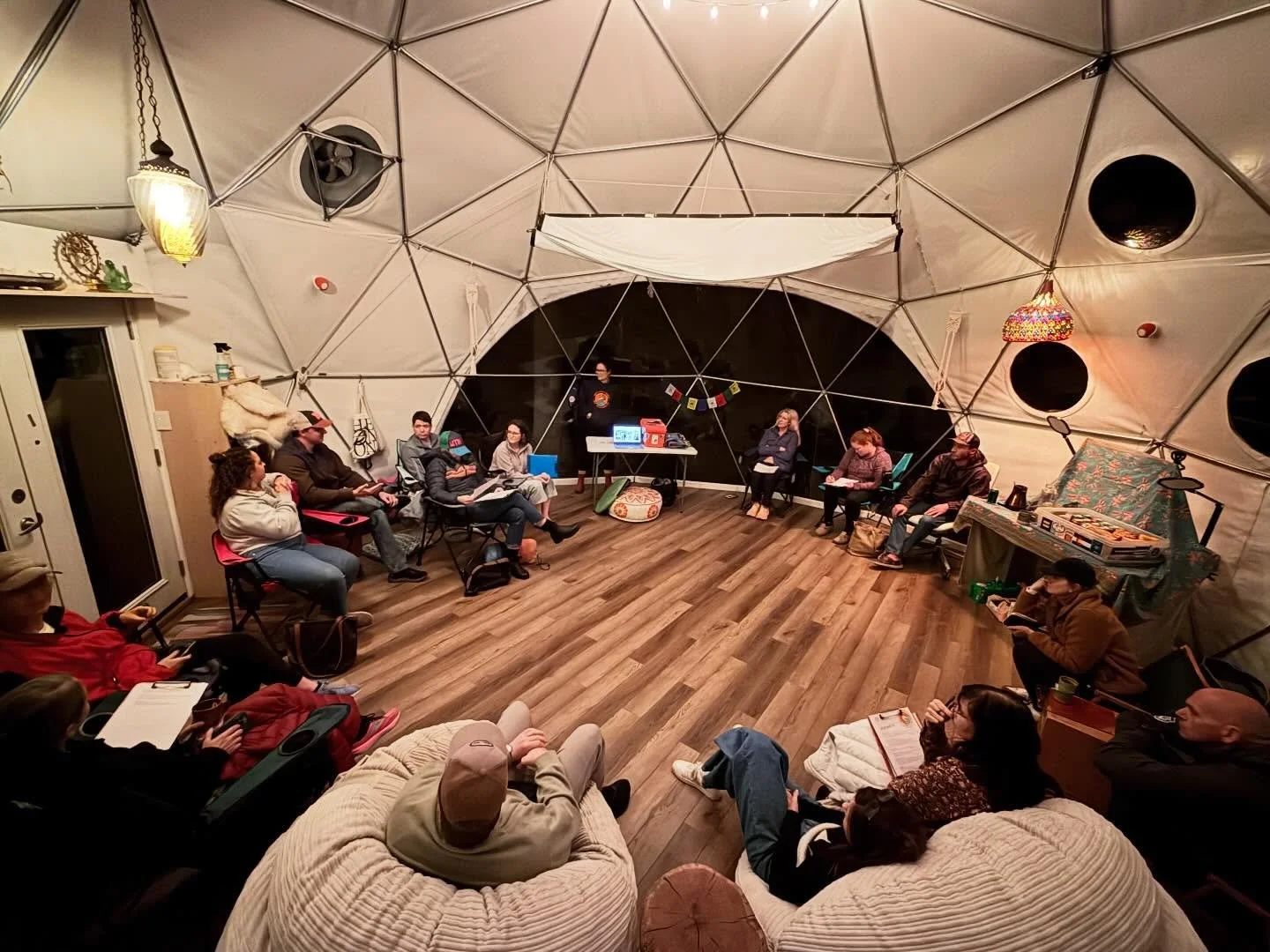 Crew How-To night in the dome. Thank you to our crew chief guests, @lori.lyons and @soluckyfromkentucky! Two of the best! 

Summary of the night: communicate, encourage, have fun, and enjoy the depth of bonds these ultra events create!

#artofrunning